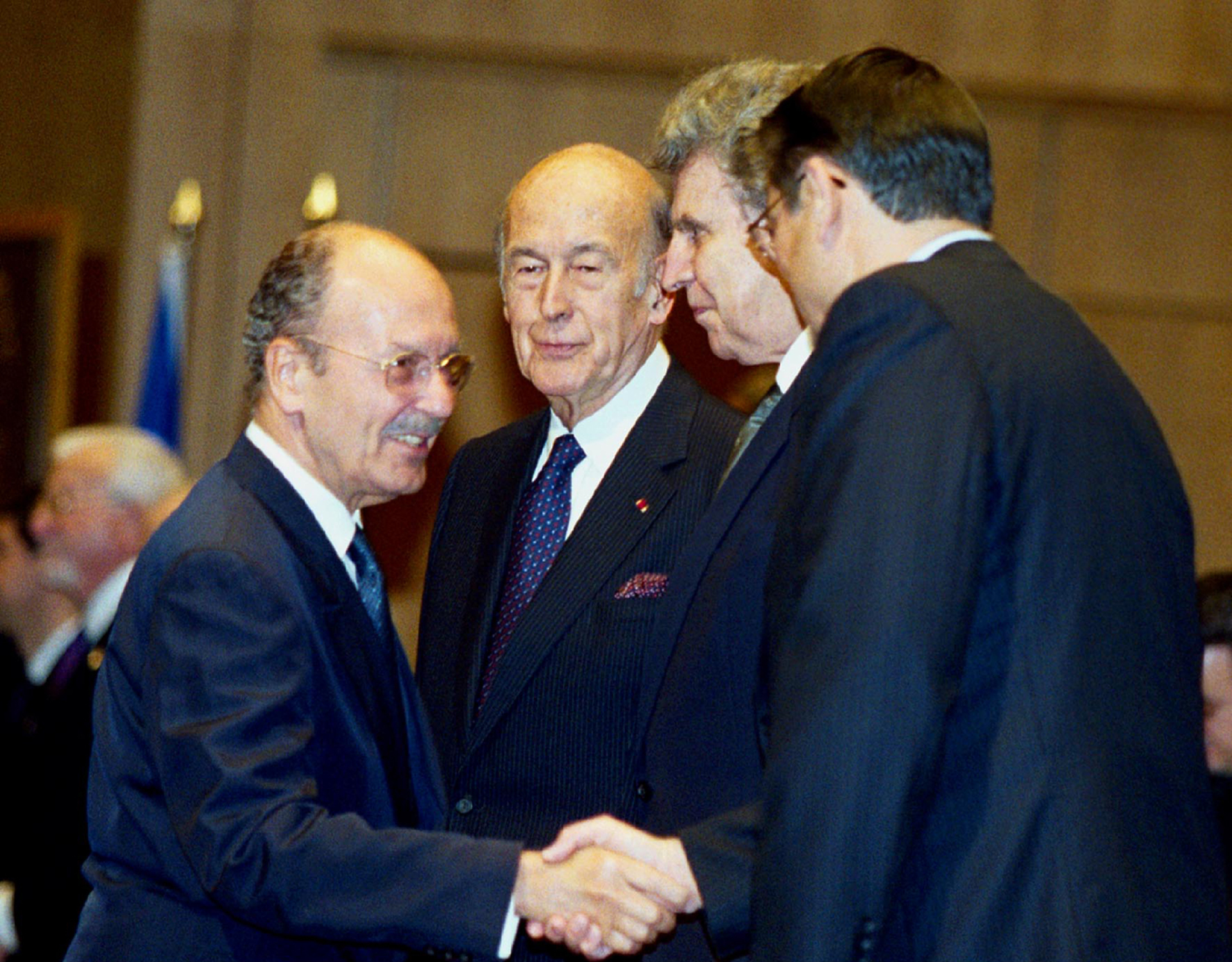 Ο Κωστής Στεφανόπουλος με τους Ζισκάρ ντ'Εσταίν, Μίκης Θεοδωράκη & Τζον Ντόραν στα Βραβεία Ίδρυμα Ωνάση, 2000 © Eurokinissi / Γιώργος Κονταρίνης