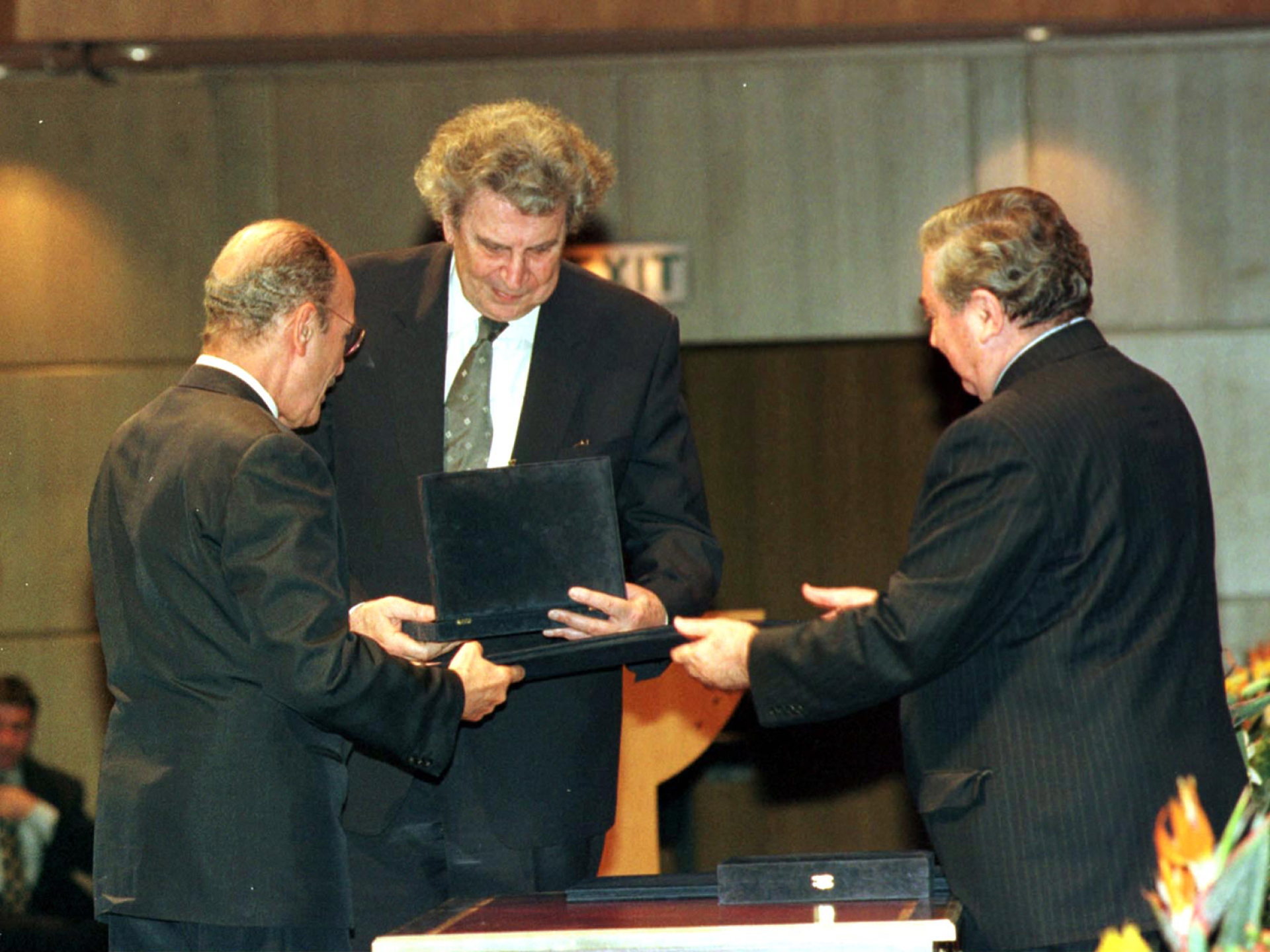 Ο Κωστής Στεφανόπουλος με τον Μίκη Θεοδωράκη και τον Στέλιο Παπαδημητρίου στα Βραβεία Ίδρυμα Ωνάη, 2000 © Eurokinissi / Γιώργος Κονταρίνης