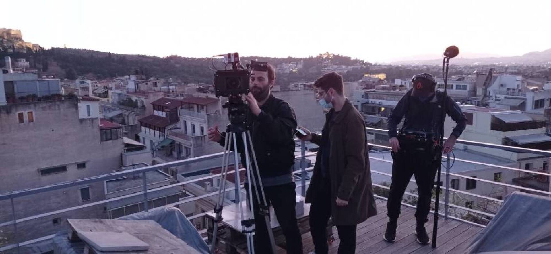  Γυρίσματα στην βεράντα του σπιτιού του Στάθη Καλύβα με θέα την Ακρόπολη