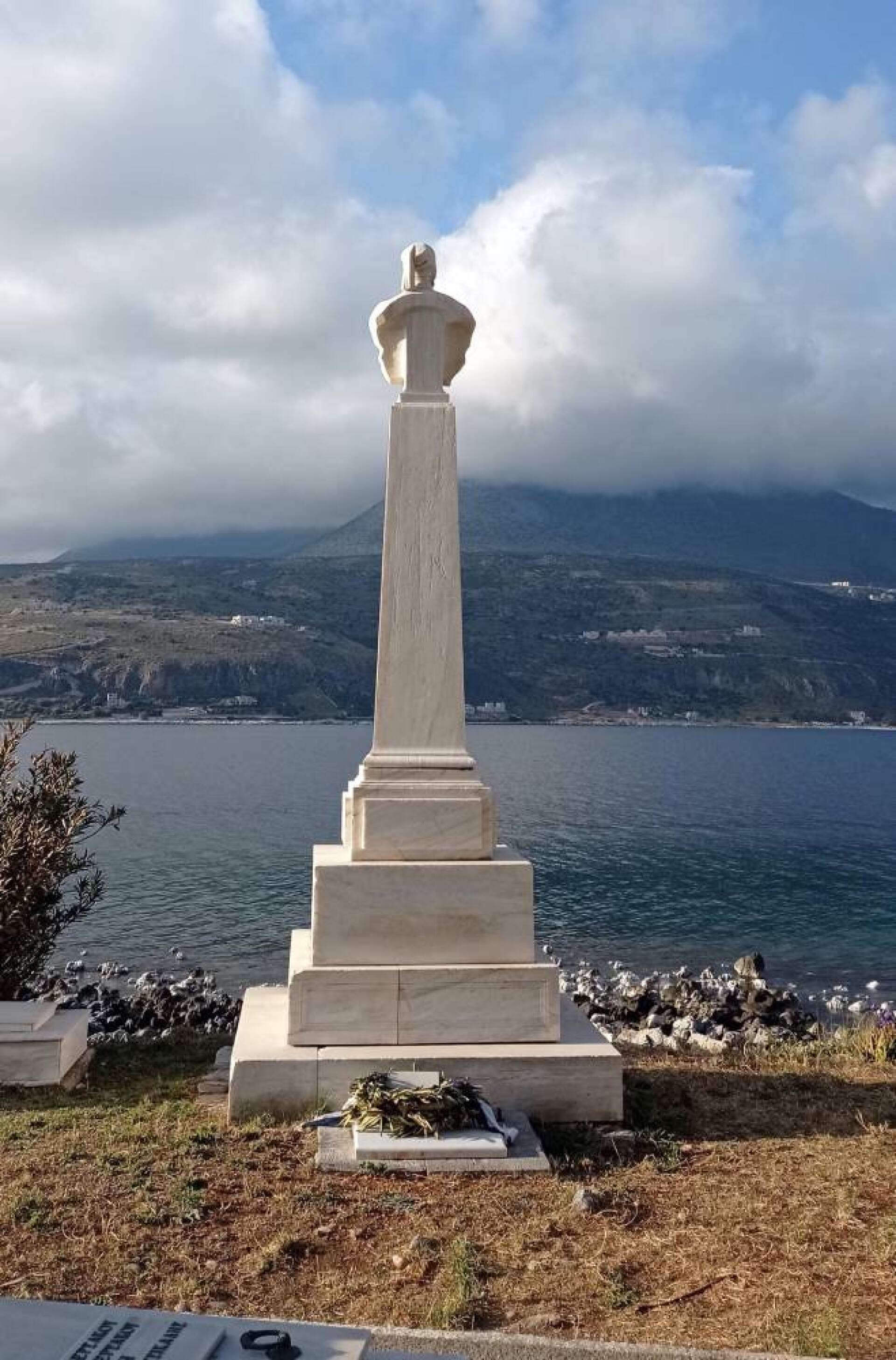 Άγαλμα του Πετρόμπεη Μαυρομιχάλη σε ένα μικρό νεκροταφείο που αγναντεύει το Λιμένι της Μάνης