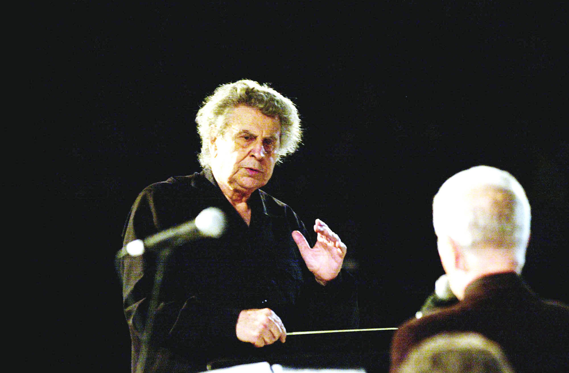 Μέσα στο κατάμεστο θέατρο της Επιδαύρου ο Μίκης Θεοδωράκης παρουσίασε ο ίδιος το «Άξιον Εστί» καθώς και άλλα έργα του και αφιέρωσε τη συναυλία στον Στέλιο Καζαντζίδη, 2001. © Eurokinissi / Μπουγιώτης Βαγγέλης