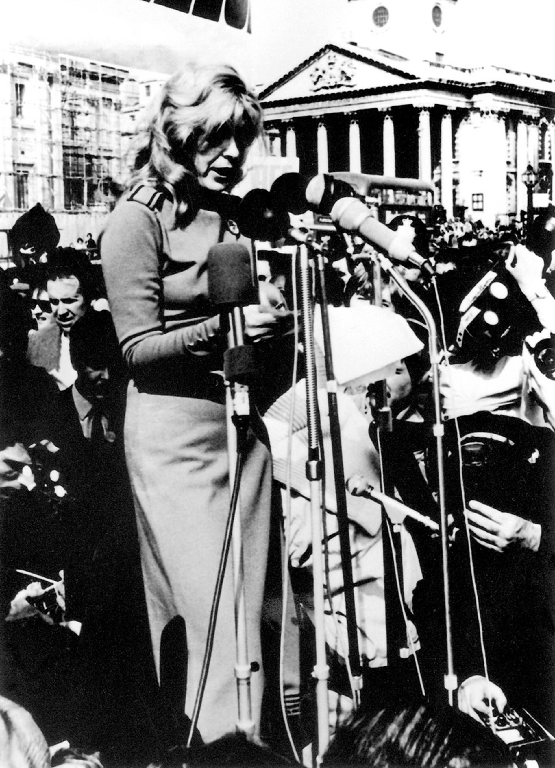 Η Μελίνα Μερκούρη σε αντιδικτατορική συγκέντρωση στην πλατεία Τραφάλγκαρ στο Λονδίνο κατά τη διάρκεια της ομιλίας της εναντίον της Χούντας