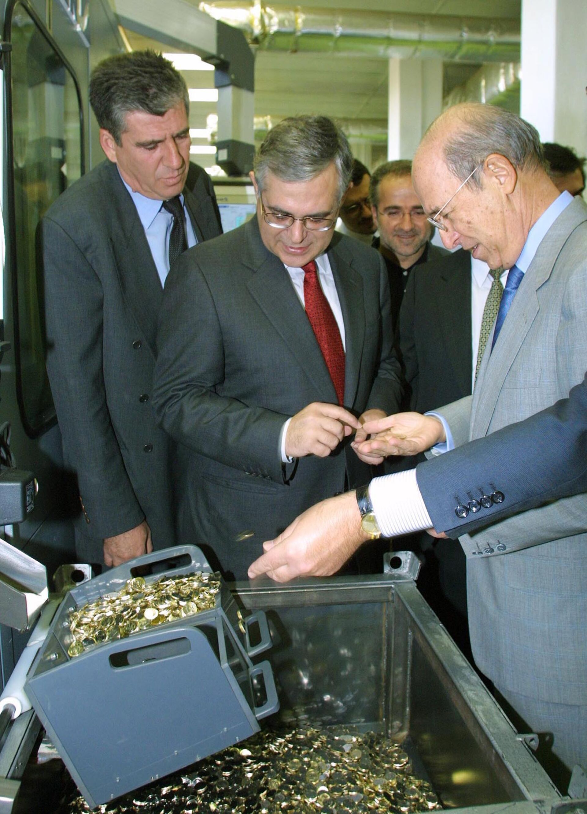 Ο Κώστας Σημίτης στο Εθνικό Νομισματοκοπείο μαζί με τον Διοικητή της Τράπεζας της Ελλάδος, Λουκά Παπαδήμο