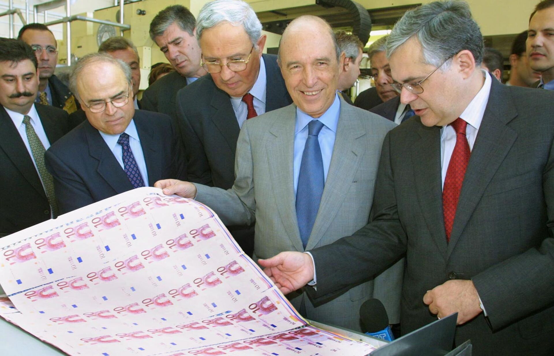 Ο Κώστας Σημίτης στο Εθνικό Νομισματοκοπείο μαζί με τον Διοικητή της Τράπεζας της Ελλάδος, Λουκά Παπαδήμο © EUROKINISSI / ΜΠΟΛΑΡΗ ΤΑΤΙΑΝΑ