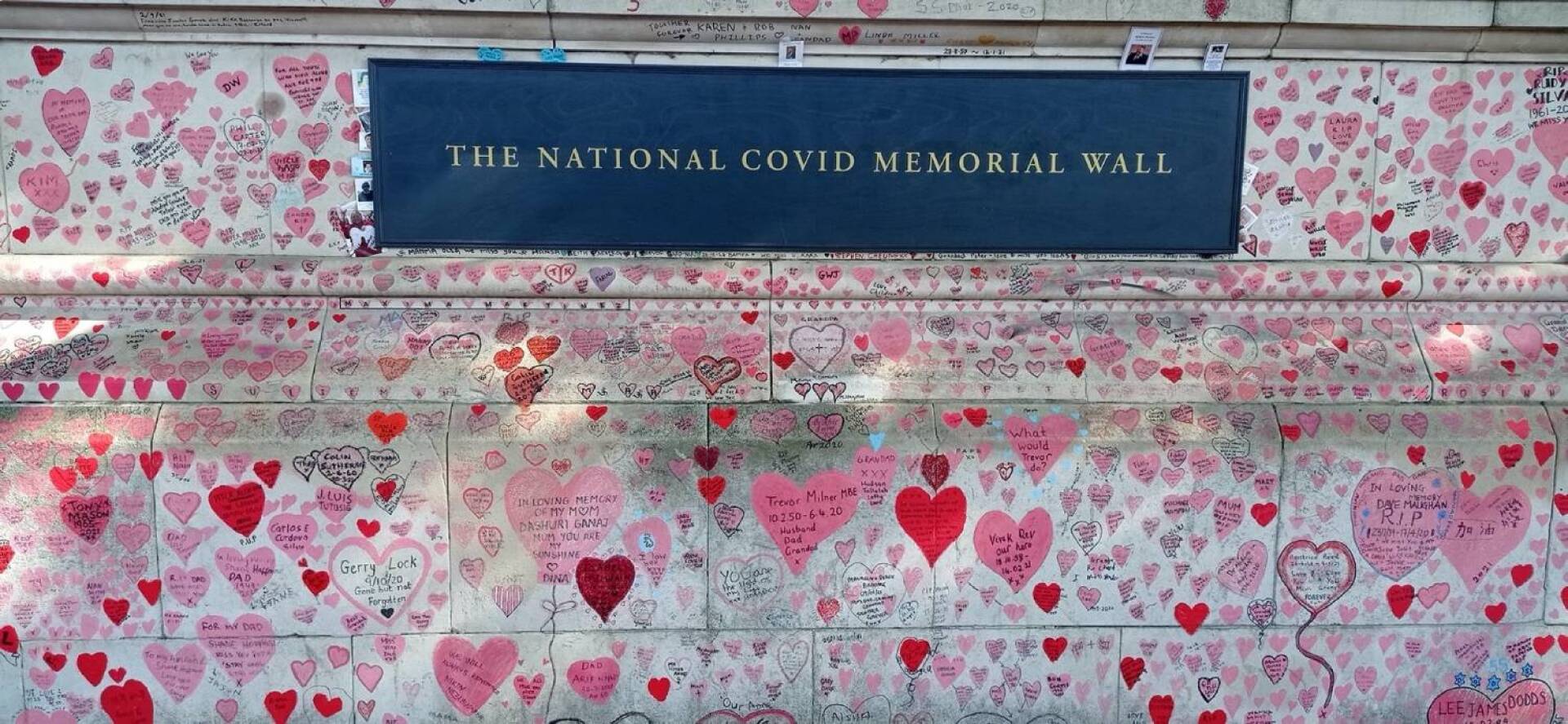 Mνημείο για τα θύματα COVID στο Λονδίνο