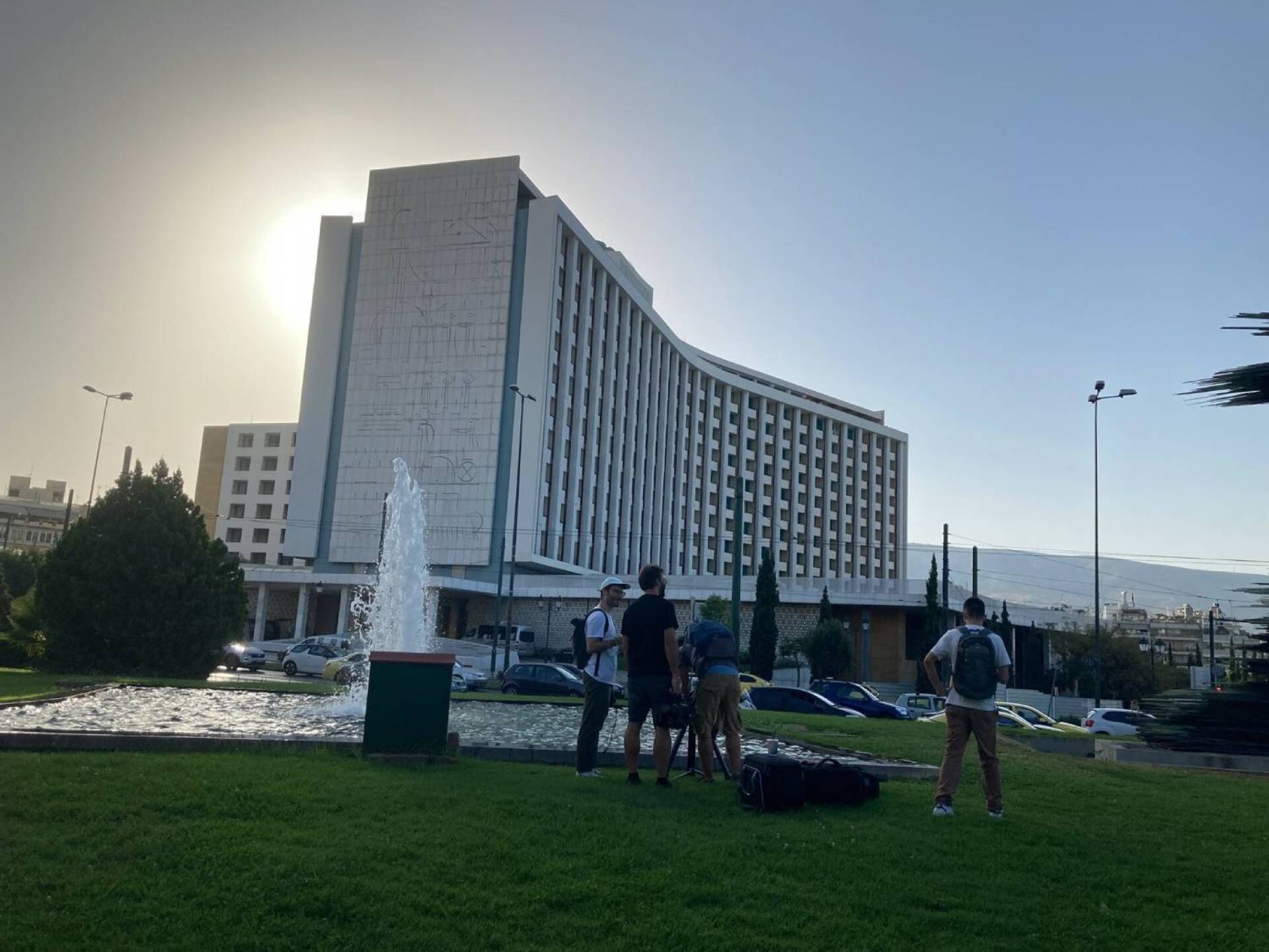 Γυρίσματα στο άγαλμα του Δρομέα στο Χίλτον