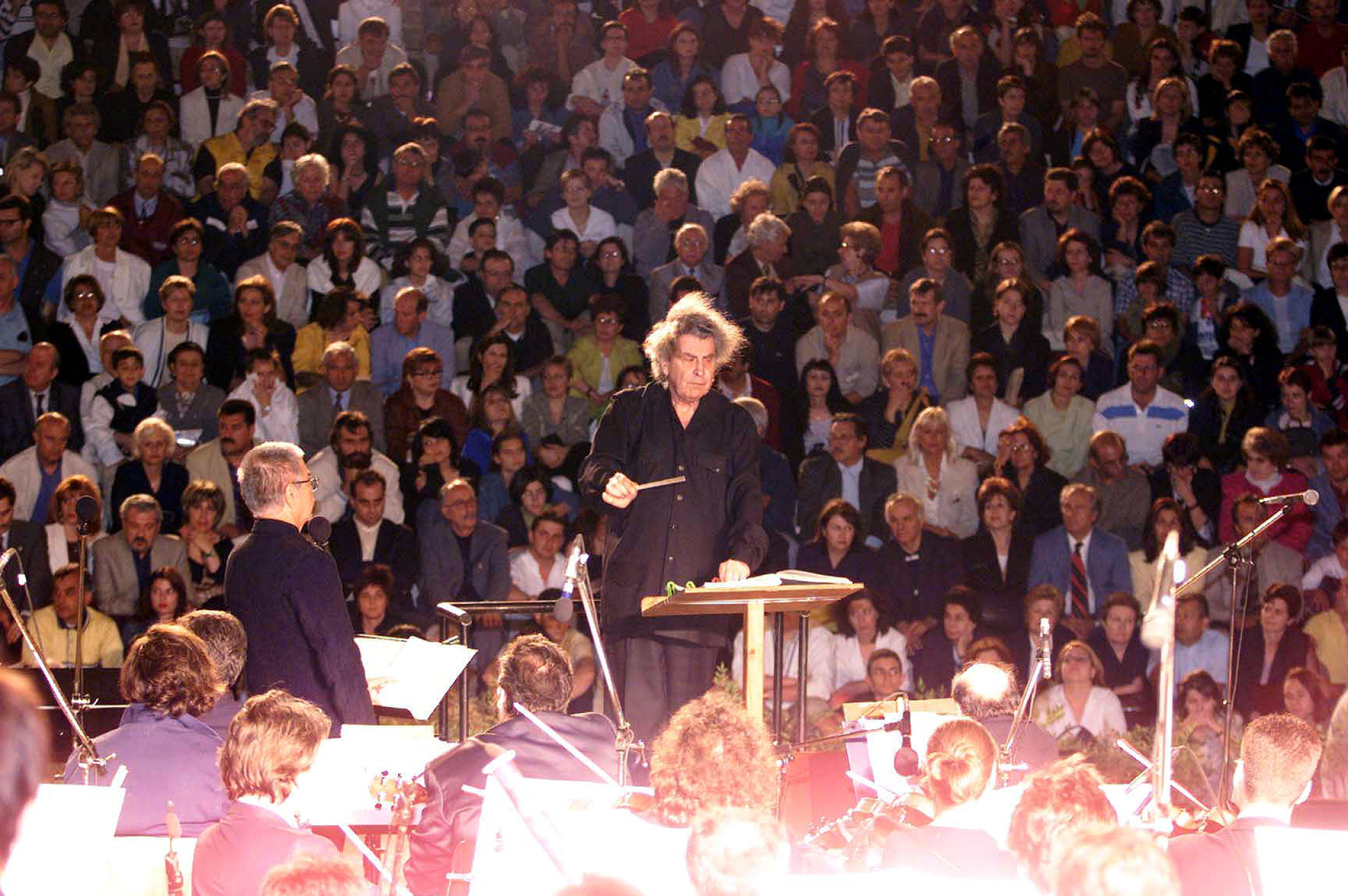 Ο Μίκης Θεοδωράκης σε συναυλία στο Θέατρο Νταμάρι, 1999 © Eurokinissi