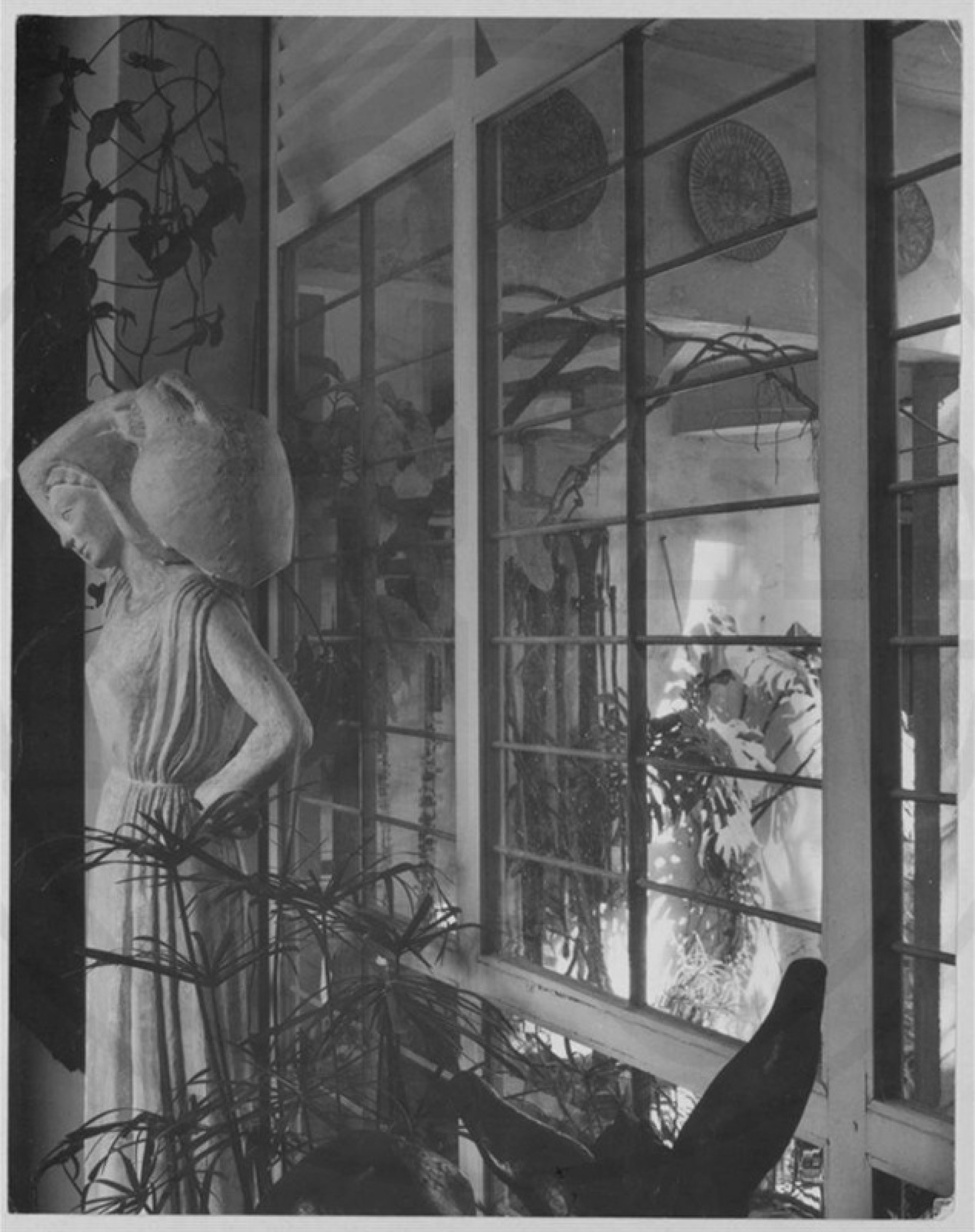 Οικία - Εργαστήριο της γλύπτριας Φ.Ευθυμιάδου, Τζαμαρία προς το αίθριο 1948 - 1949 ©Μουσείο Μπενάκη