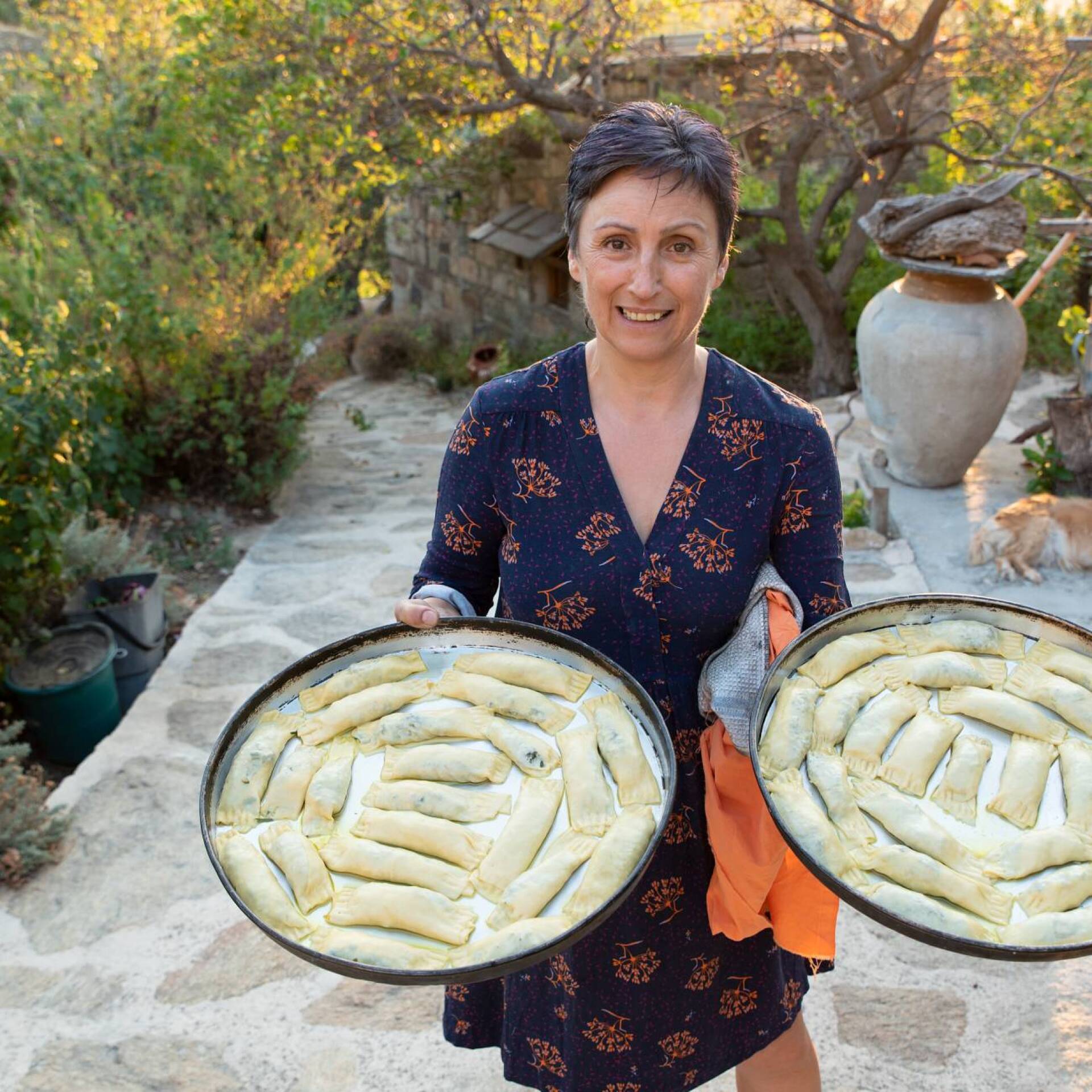 Η Ελένη φτιάχνοντας πιταράκια