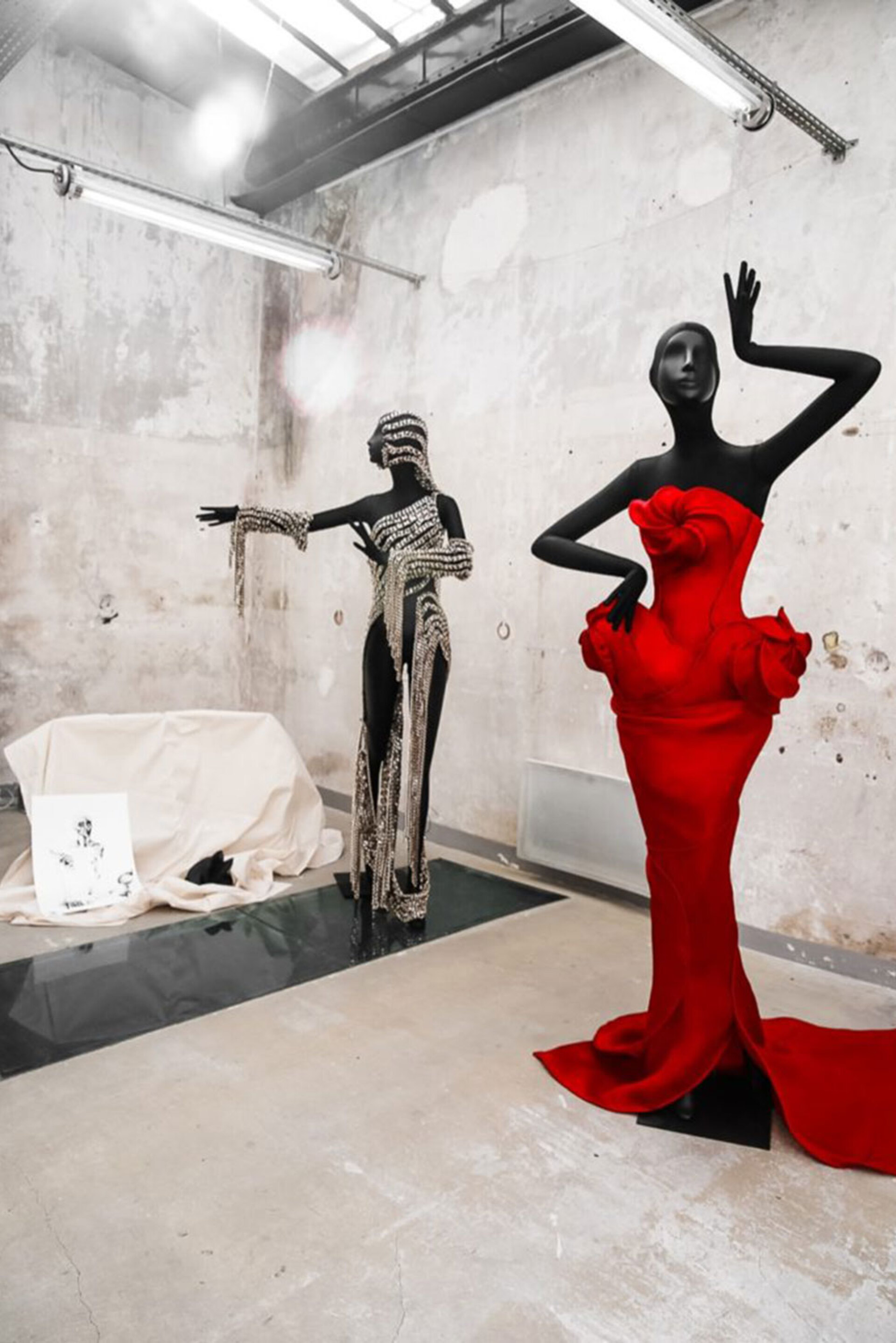 Κούκλες βιτρίνας με ρούχα υψηλής ραπτικής του Andrea Brocca