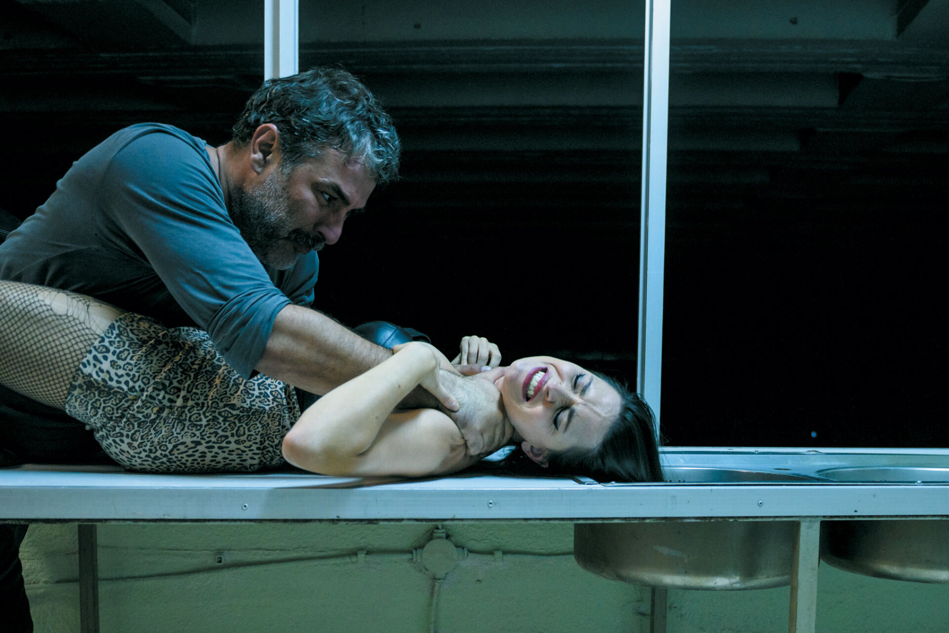 Σκηνή από την θεατρική παράσταση «Άνθρωποι και ποντίκια»