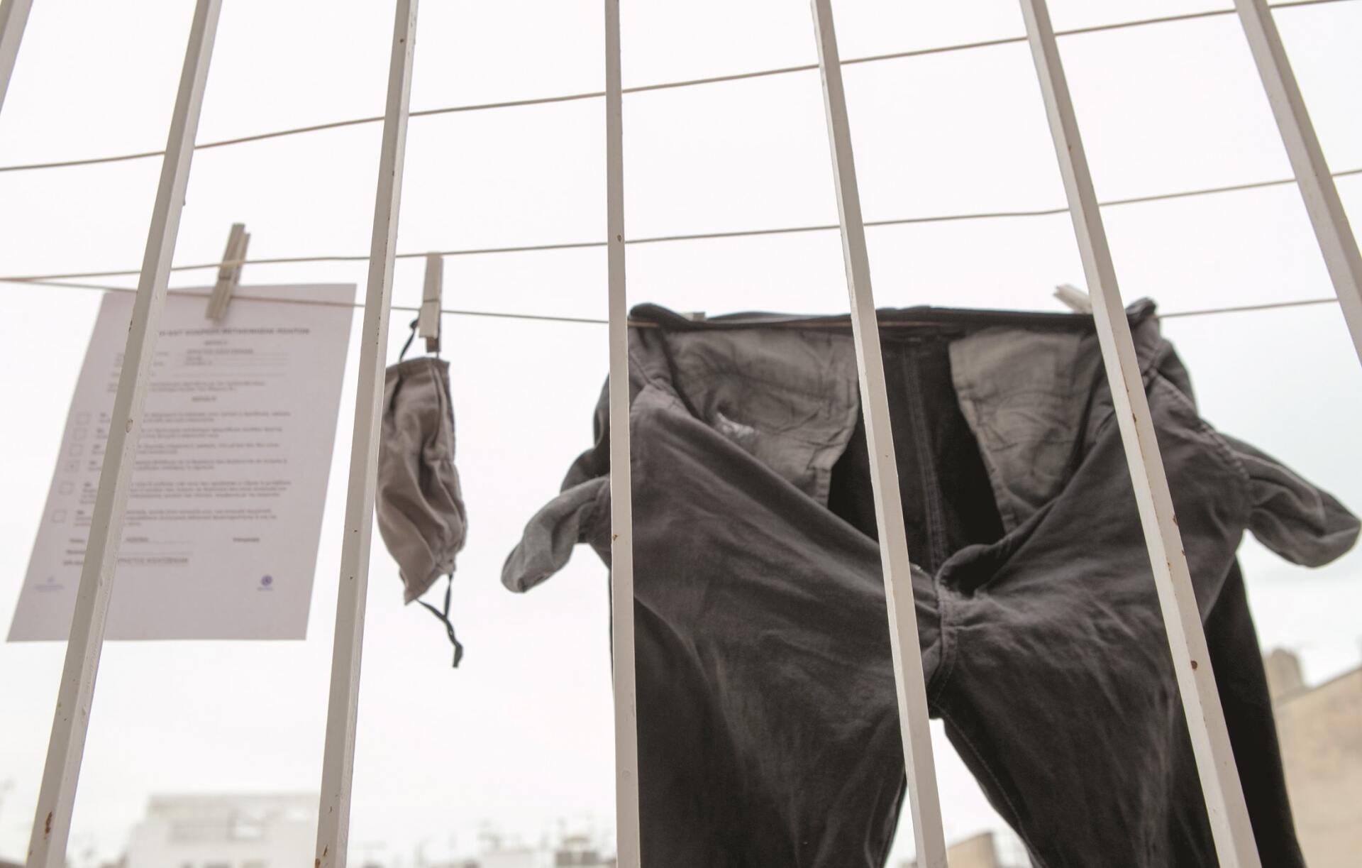 Κρεμασμένο παντελόνι σε κάγκελα πόρτας νοσοκομείου