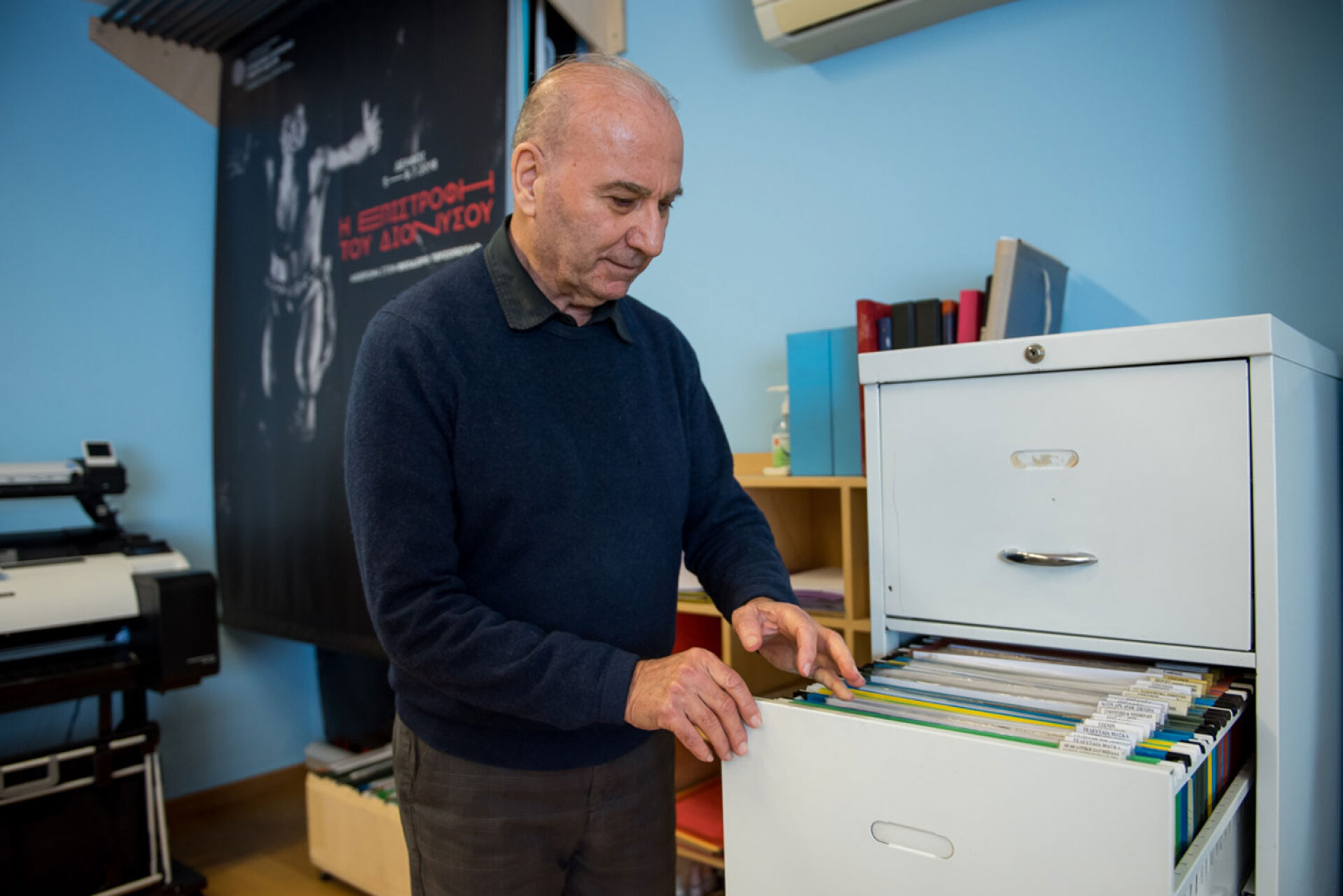 O Θεόδωρος Τερζόπουλος στον φοριαμό του αρχείου