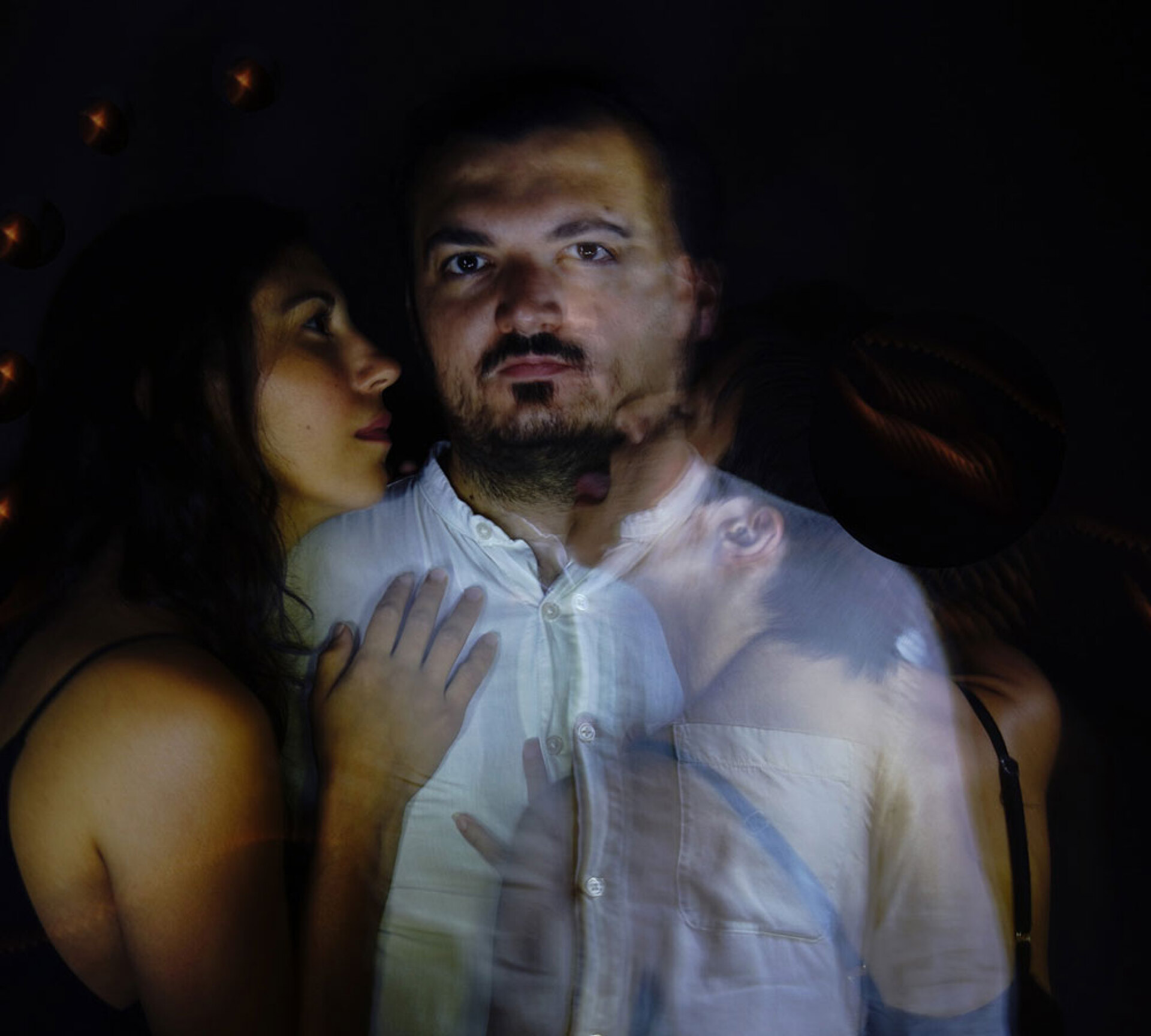 Σκηνή από την θεατρική παράσταση «Δαίμονες»