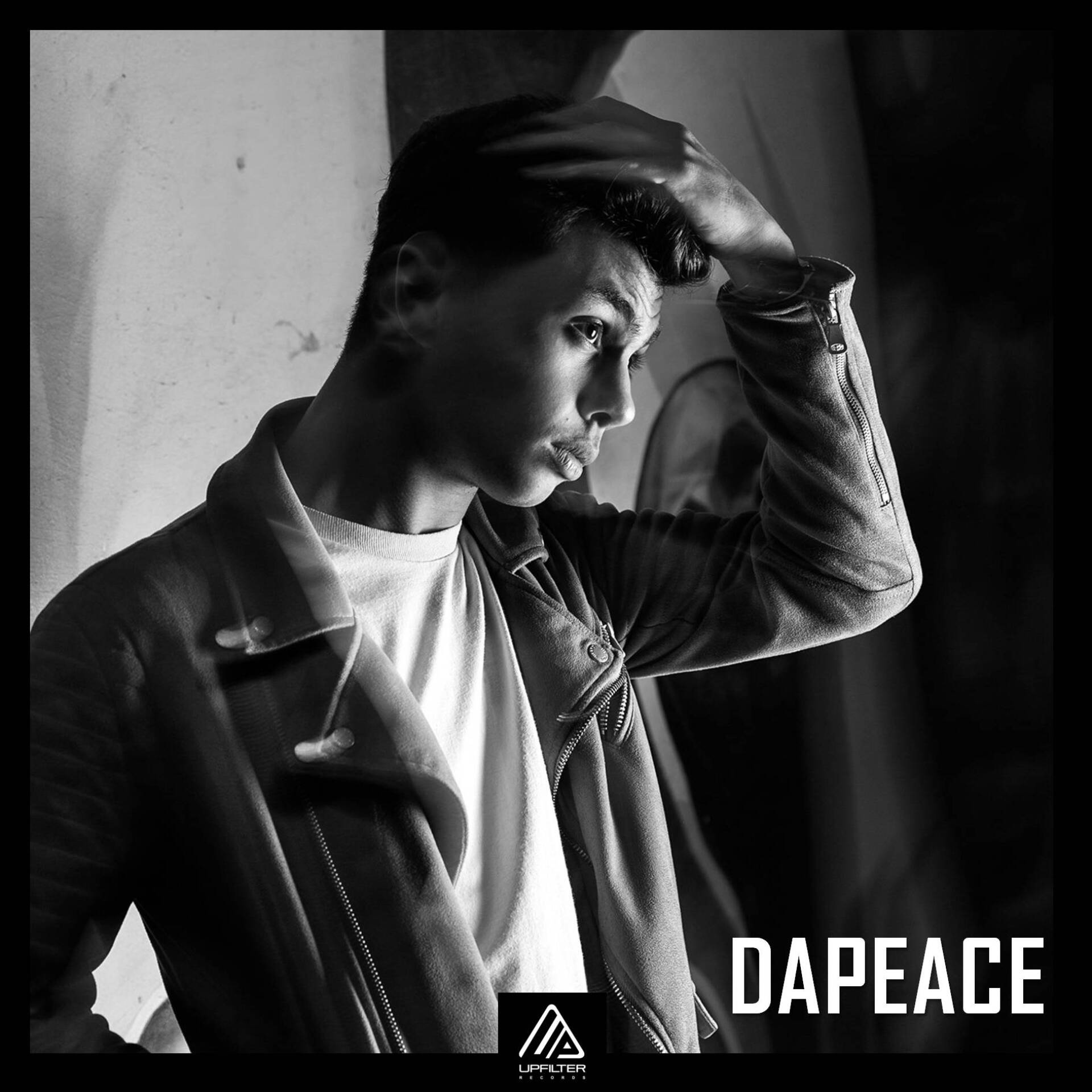 Ο μουσικός παραγωγός και DJ, Dapeace