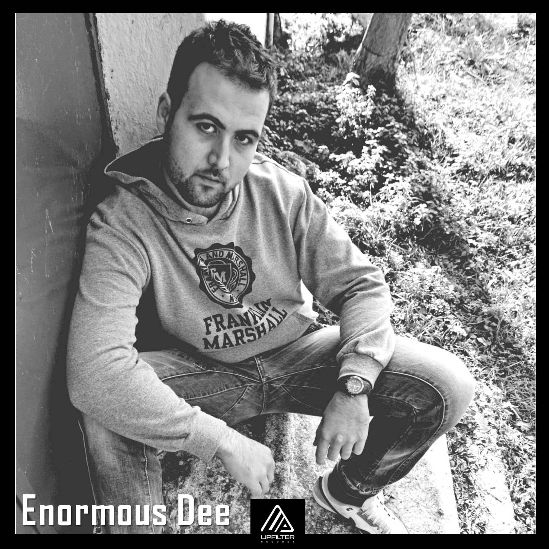 Ο μουσικός παραγωγός και DJ, Enormous Dee