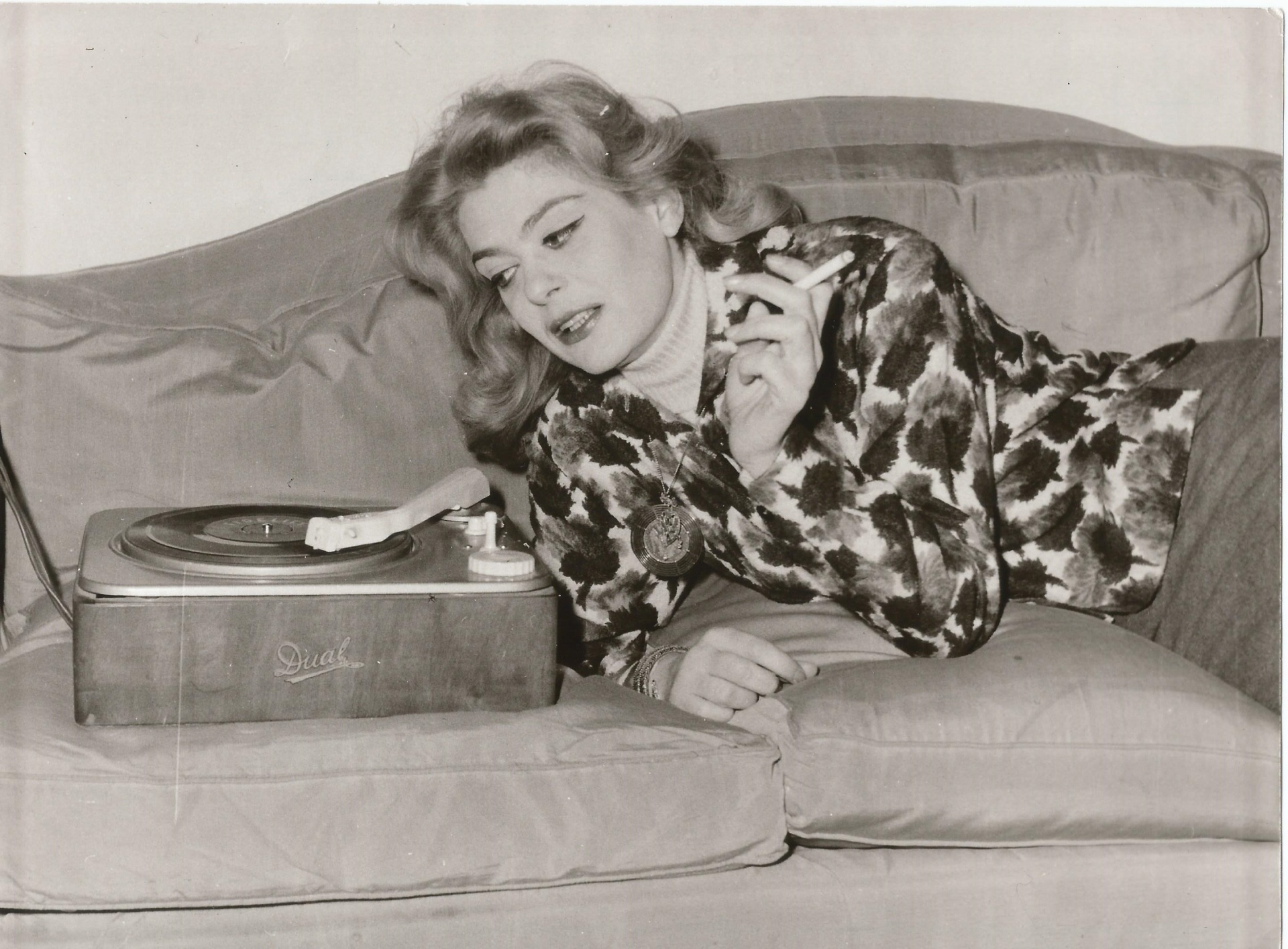 Η Μελίνα Μερκούρη σε χαλαρή στιγμή στον καναπέ της