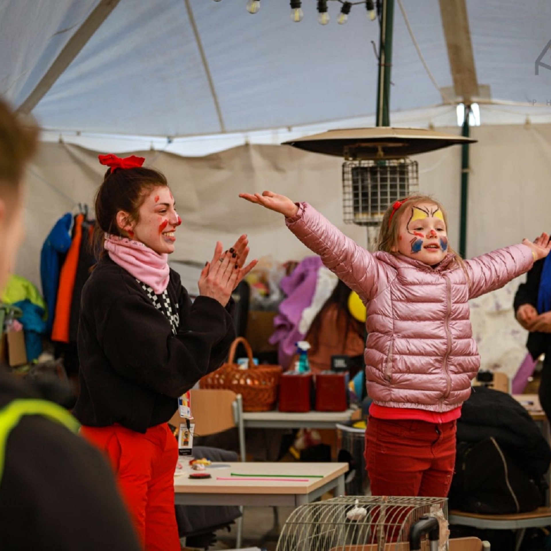 Η Μαγδαληνή Σπινου κατά τη διάρκεια παιχνιδιού με παιδί στα σύνορα του Σιρέτ. 