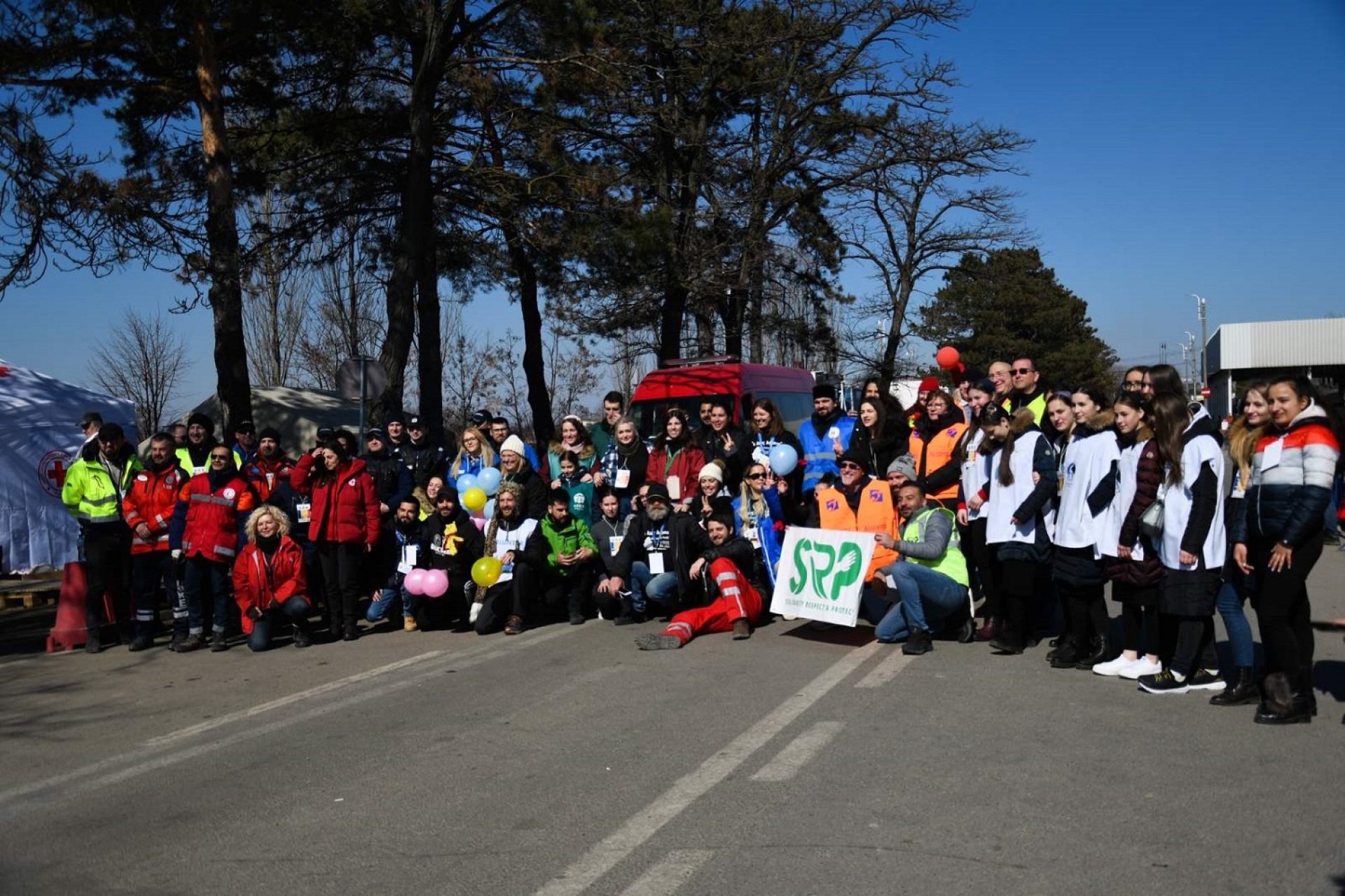95 εθελοντές ταξίδεψαν στο Σιρέτ για δέκα μέρες για να προσφέρουν βοήθεια στους πρόσφυγες.