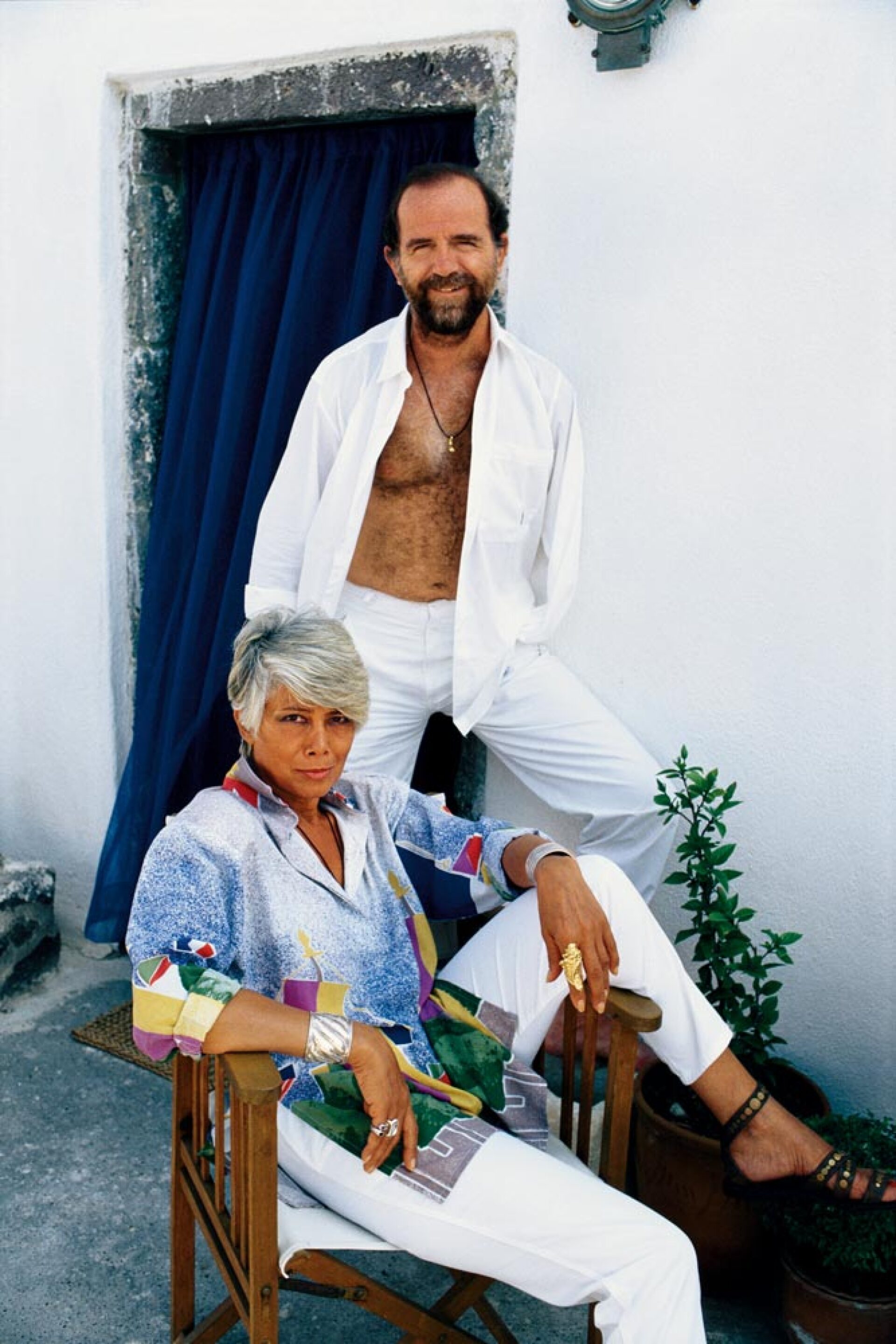 Γιάννης Τσεκλένης και Έφη Μελά το 1997 στον «Περίβολα» της Οίας, το ξενοδοχείο που έχει δημιουργήσει η αδερφή του, Νάντια Ψύχα.