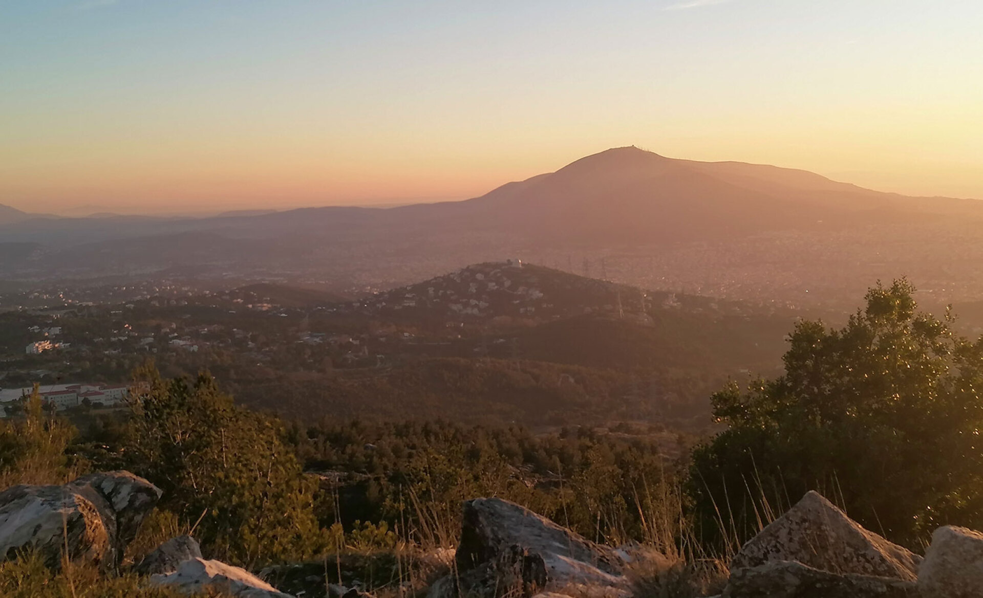 Θέα από την Σπηλιά της Πεντέλης. Μπροστά ο λόφος Κουφός και το Αστεροσκοπείο