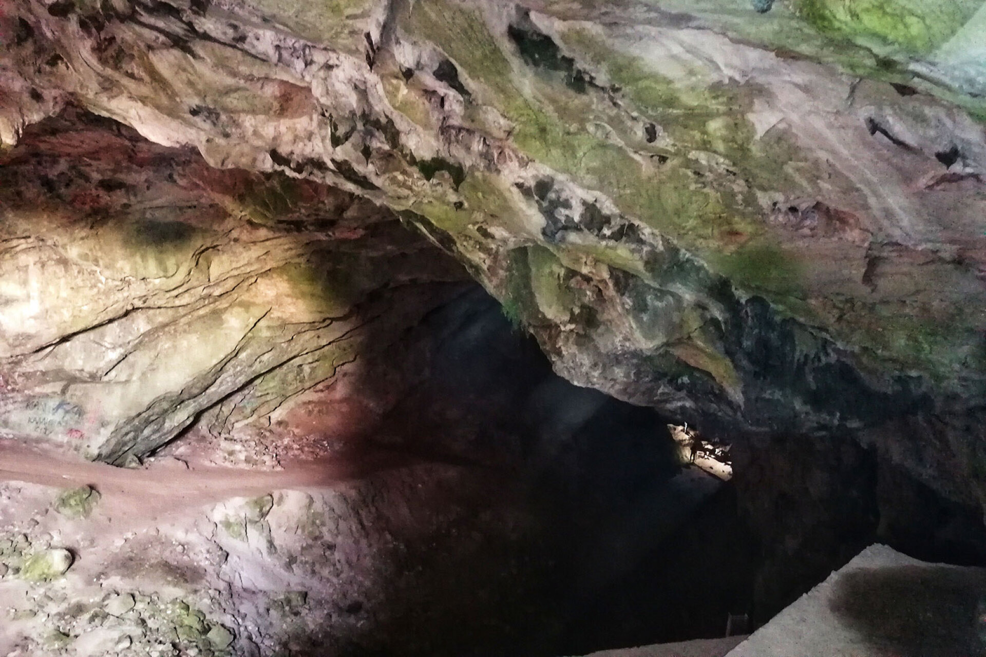 Εσωτερικό της Σπηλιάς της Πεντέλης