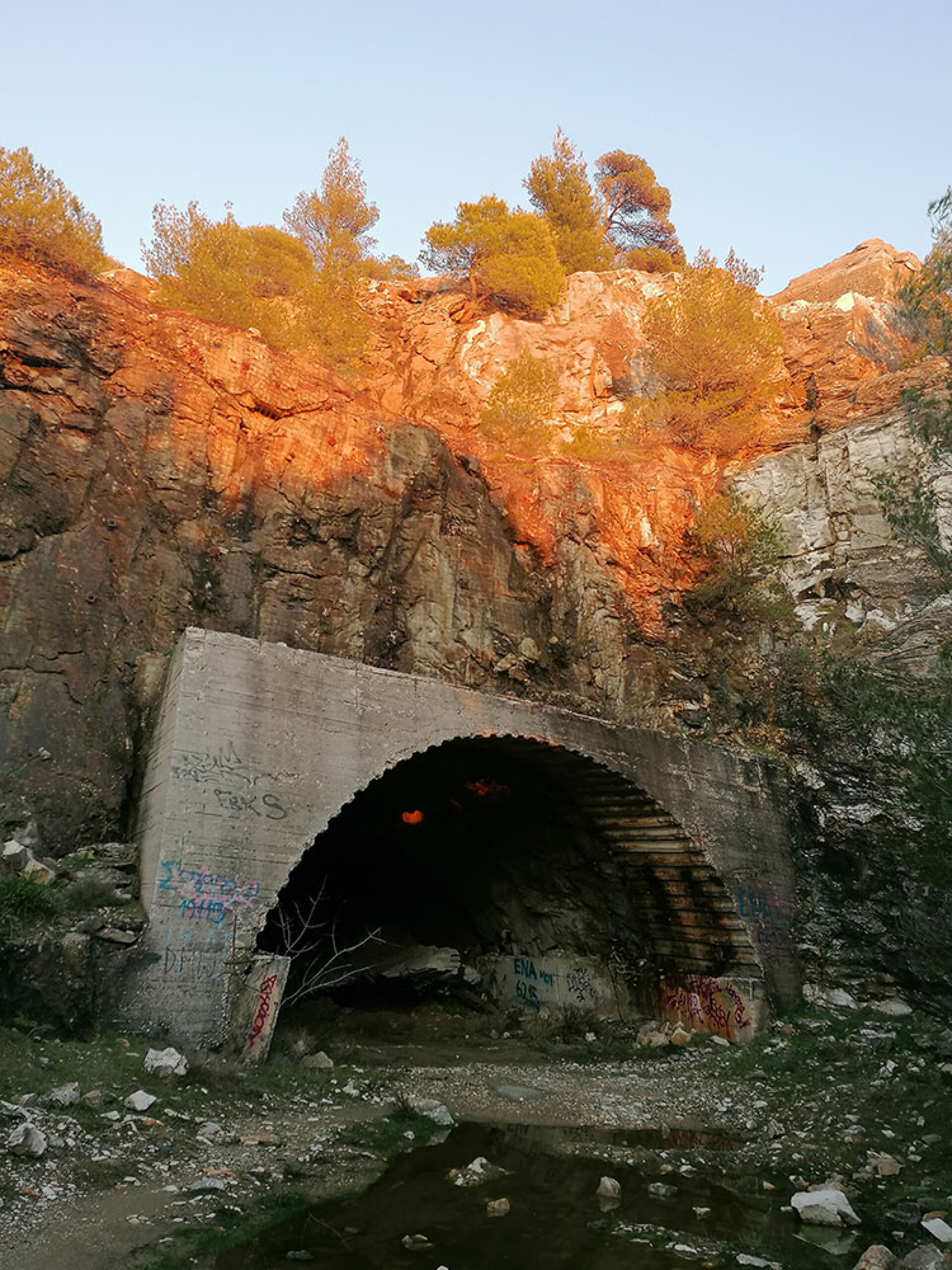 Σπηλιά της Πεντέλης - Τούνελ που κατασκευάστηκε το 1977 από τον στρατό.
