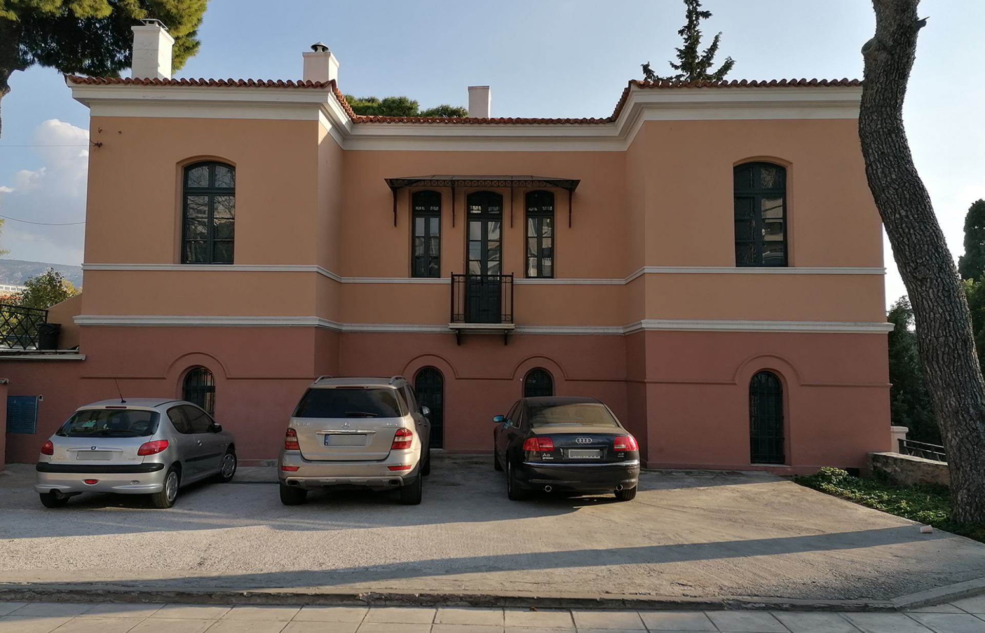 Το διώροφο διατηρητέο δίπλα στον ναό του Αγιου Γεώργιου Ριζαρείου