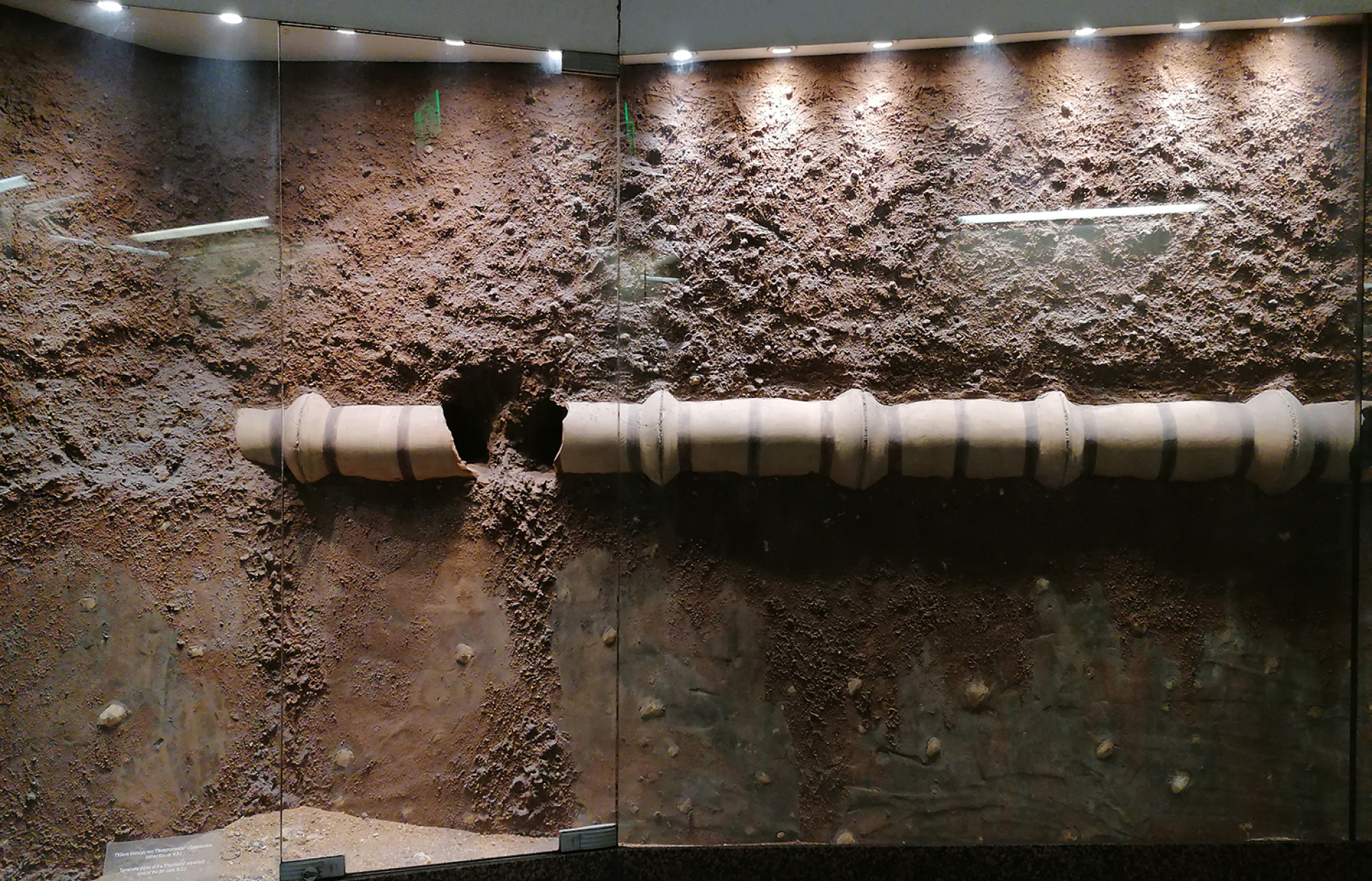 Ευρήματα από τις ανασκαφές στην αποβάθρα του   Σταθμού Ευαγγελισμός.