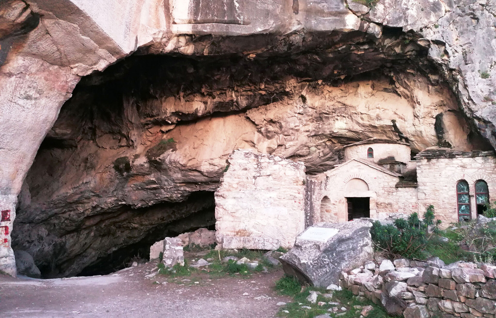 Πεντέλη: Τα εκκλησάκια του Αγ. Νικολάου (δεξιά) και Αγ. Σπυρίδωνα (αριστερά)