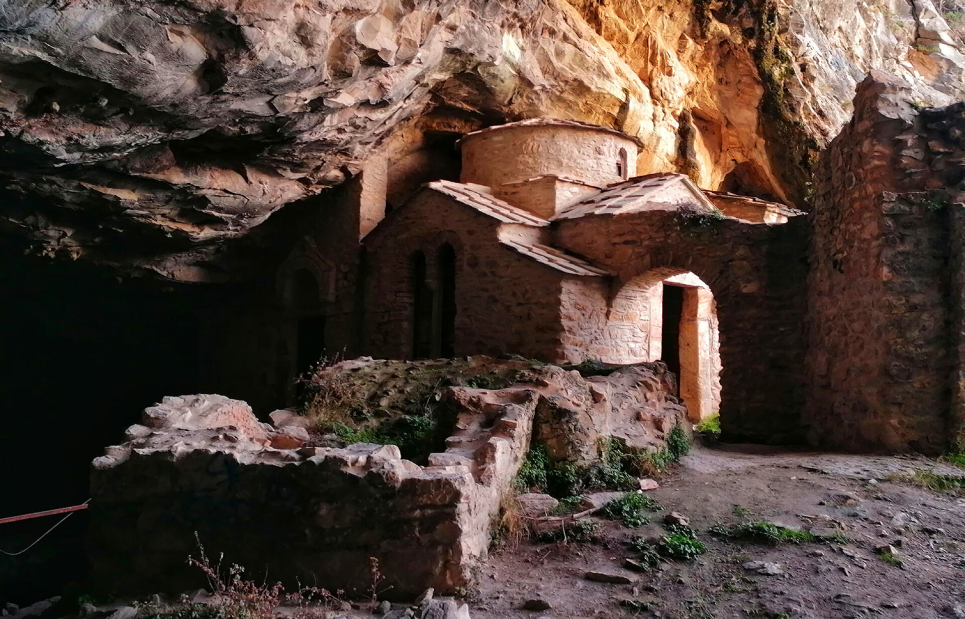 Τα δύο εκκλησάκια στην είσοδο της Σπηλιάς της Πεντέλης