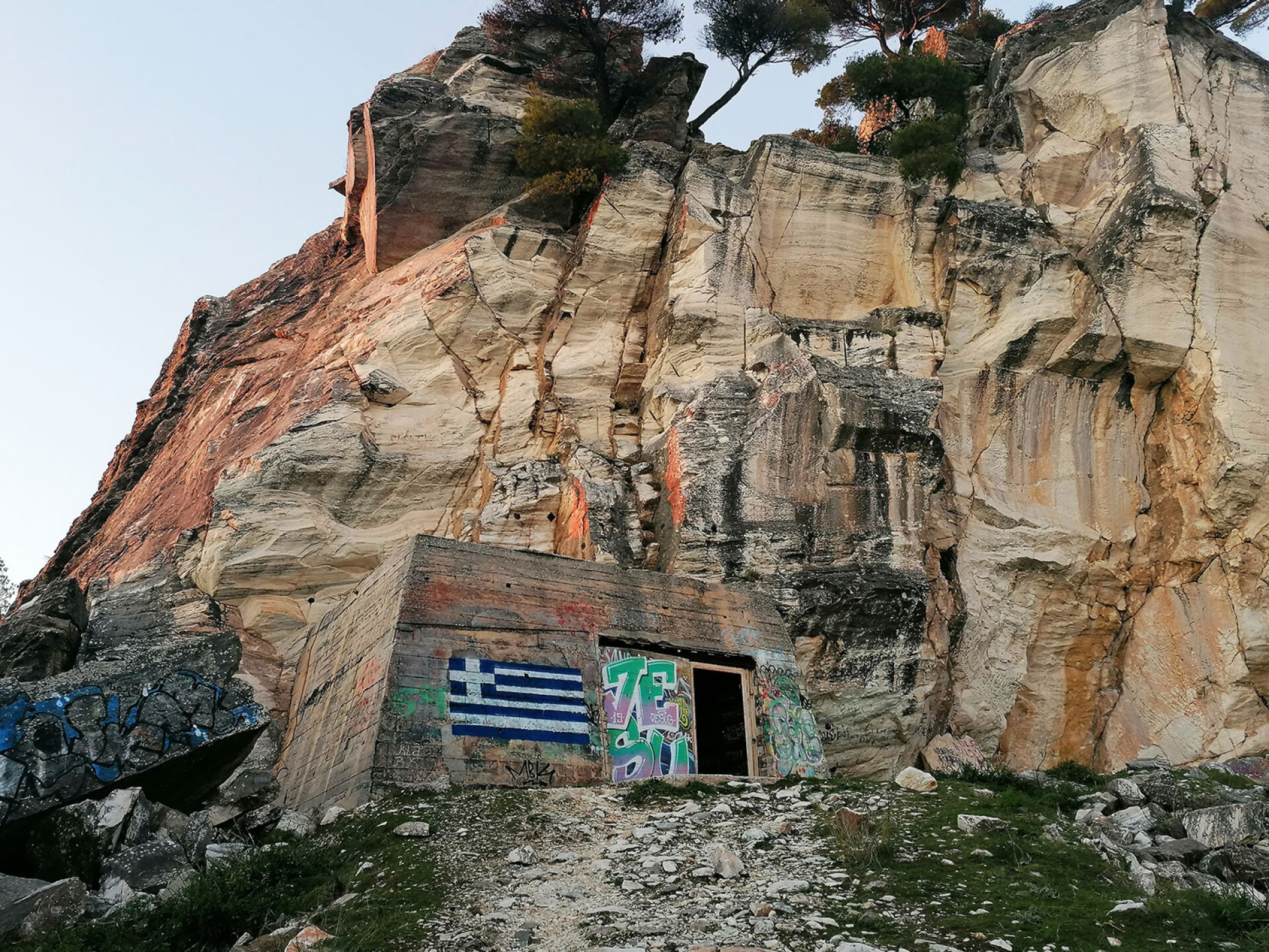Τσιμεντένιο κτίσμα έξω από την σπηλιά που κατασκευάστηκε κατά την περίοδο των έργων του 1977.