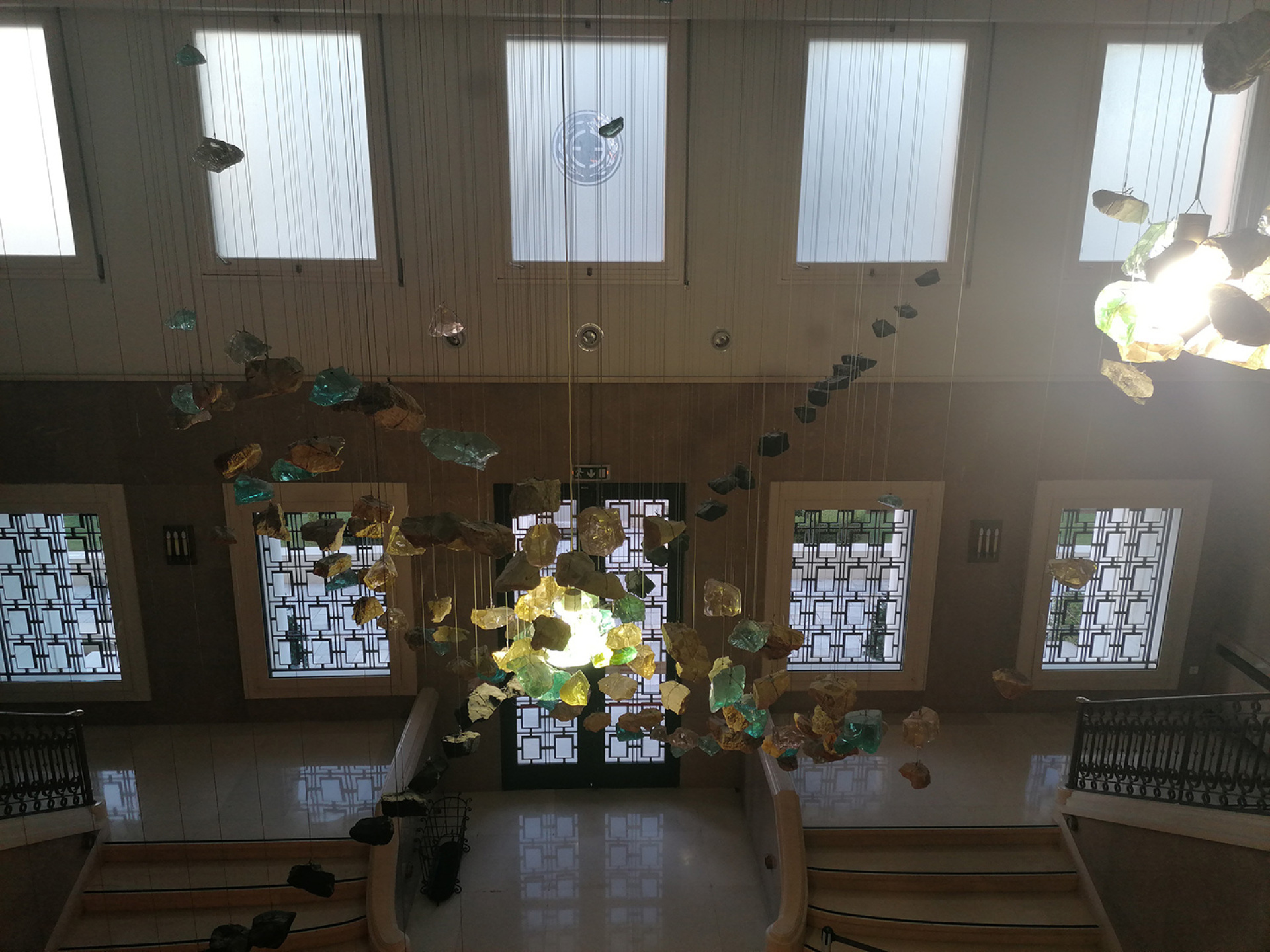 Η κεντρική είσοδος του Ιδρύματος Ευγενίδου με το έργο του Κ. Βαρώτσου