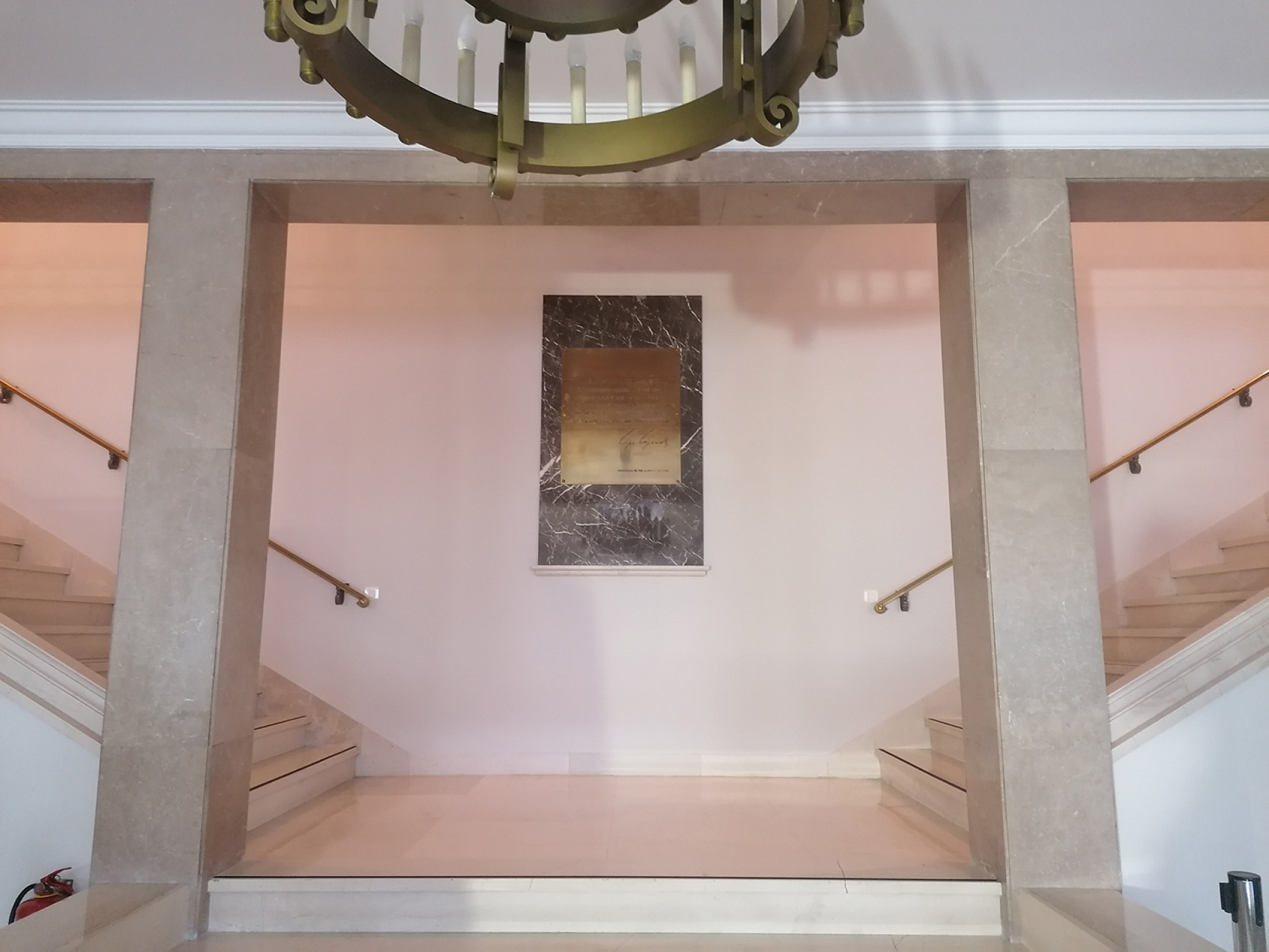 Είσοδος του Ιδρύματος Ευγενίδου. Στο βάθος, απόσπασμα της διαθήκης του Ε. Ευγενίδη