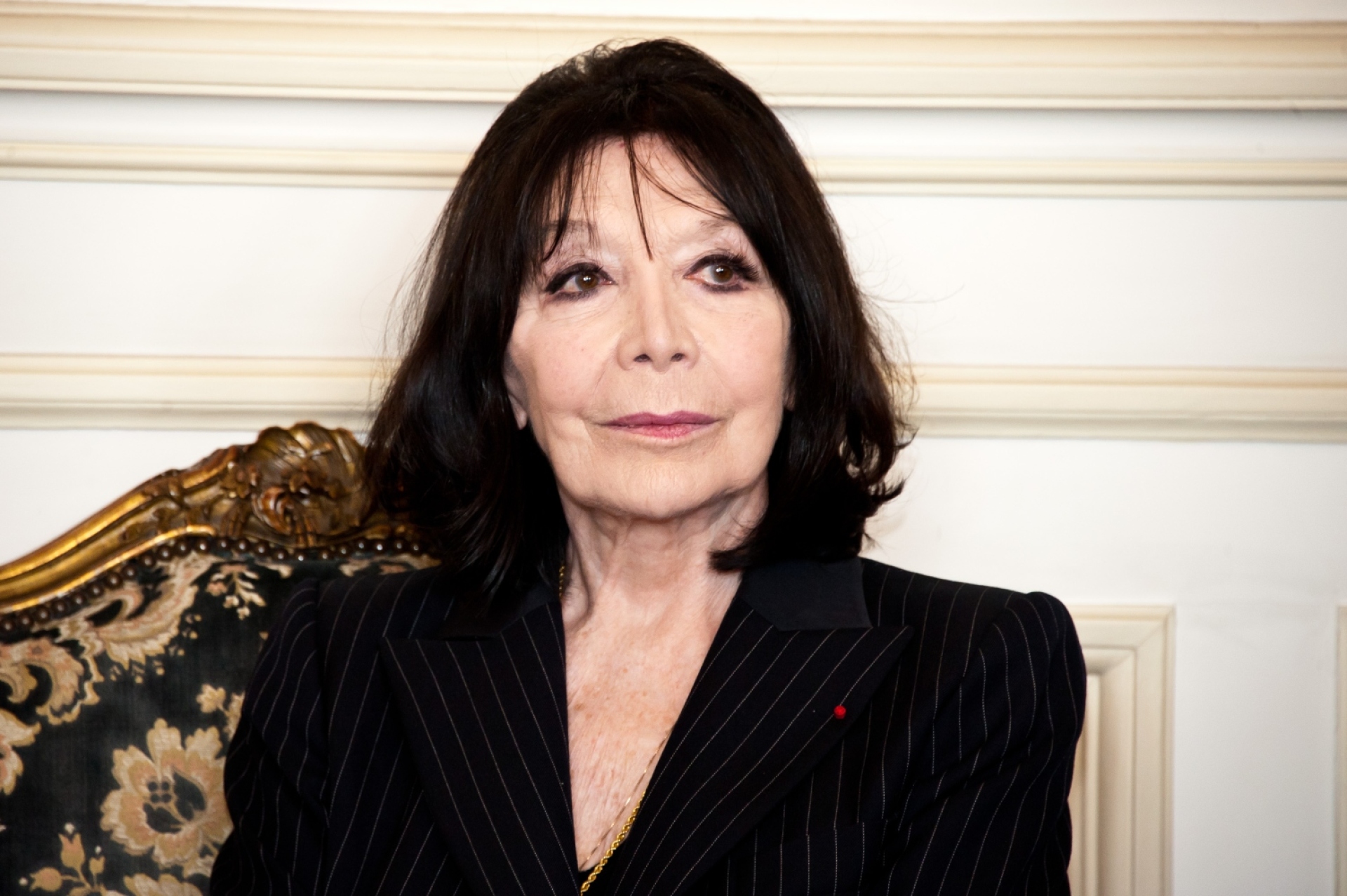 Η Juliette Greco μόλις έχει παραλάβει το Vermeil Medal of the City of Paris