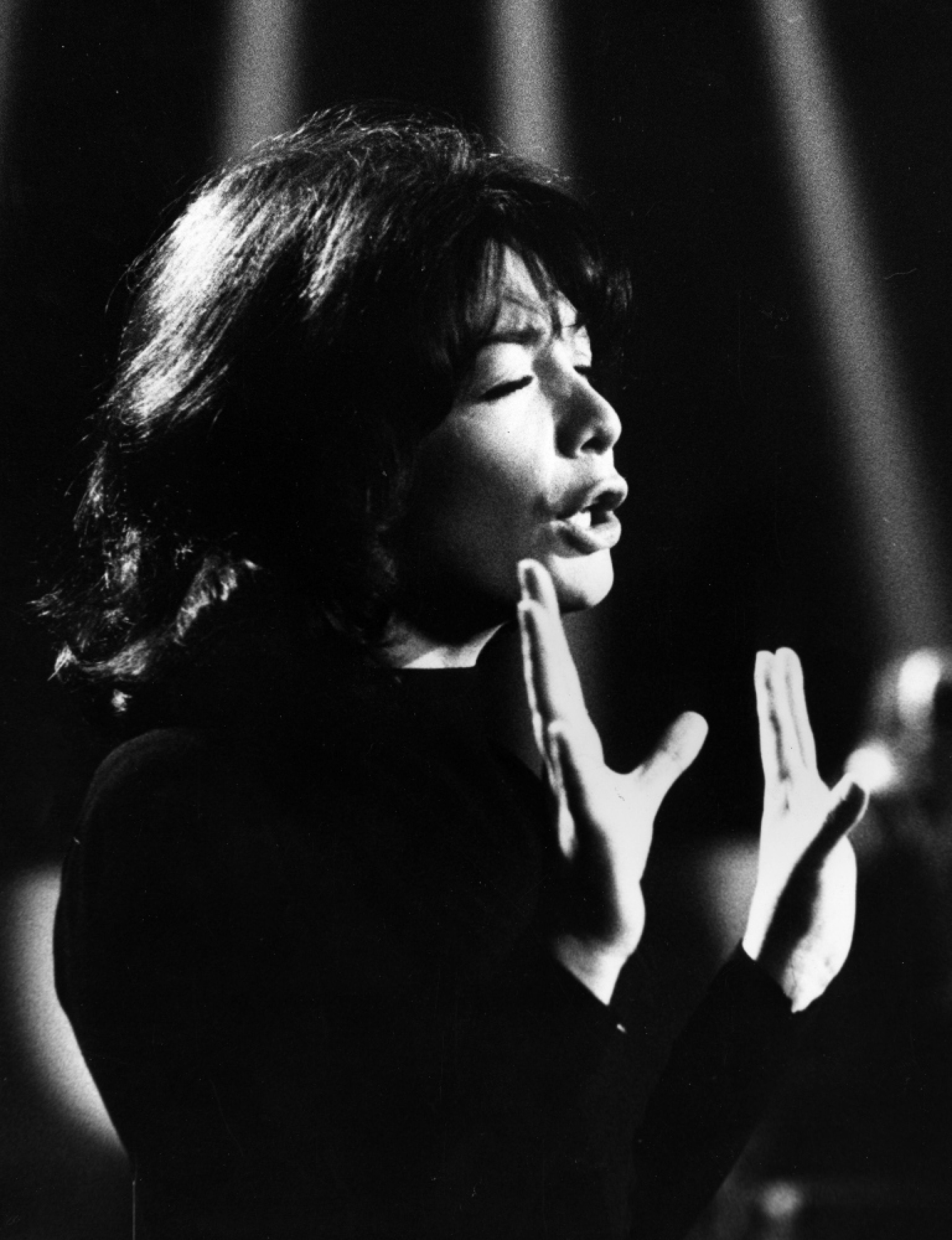 Η Juliette Greco κατά τη διάρκεια performance