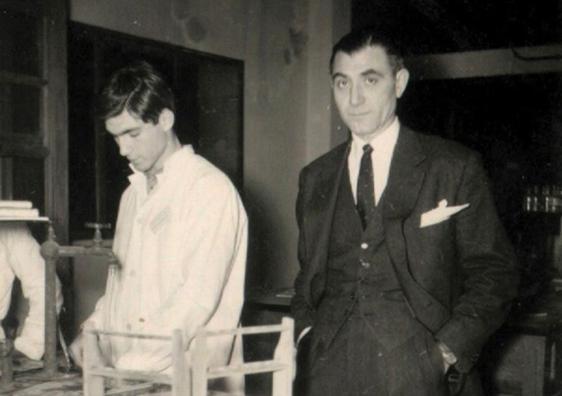 Ο Γιάννης Μπουτάρης με τον πατέρα του στο πρώτο οινολογικό εργαστήριο, στη Θεσσαλονίκη.