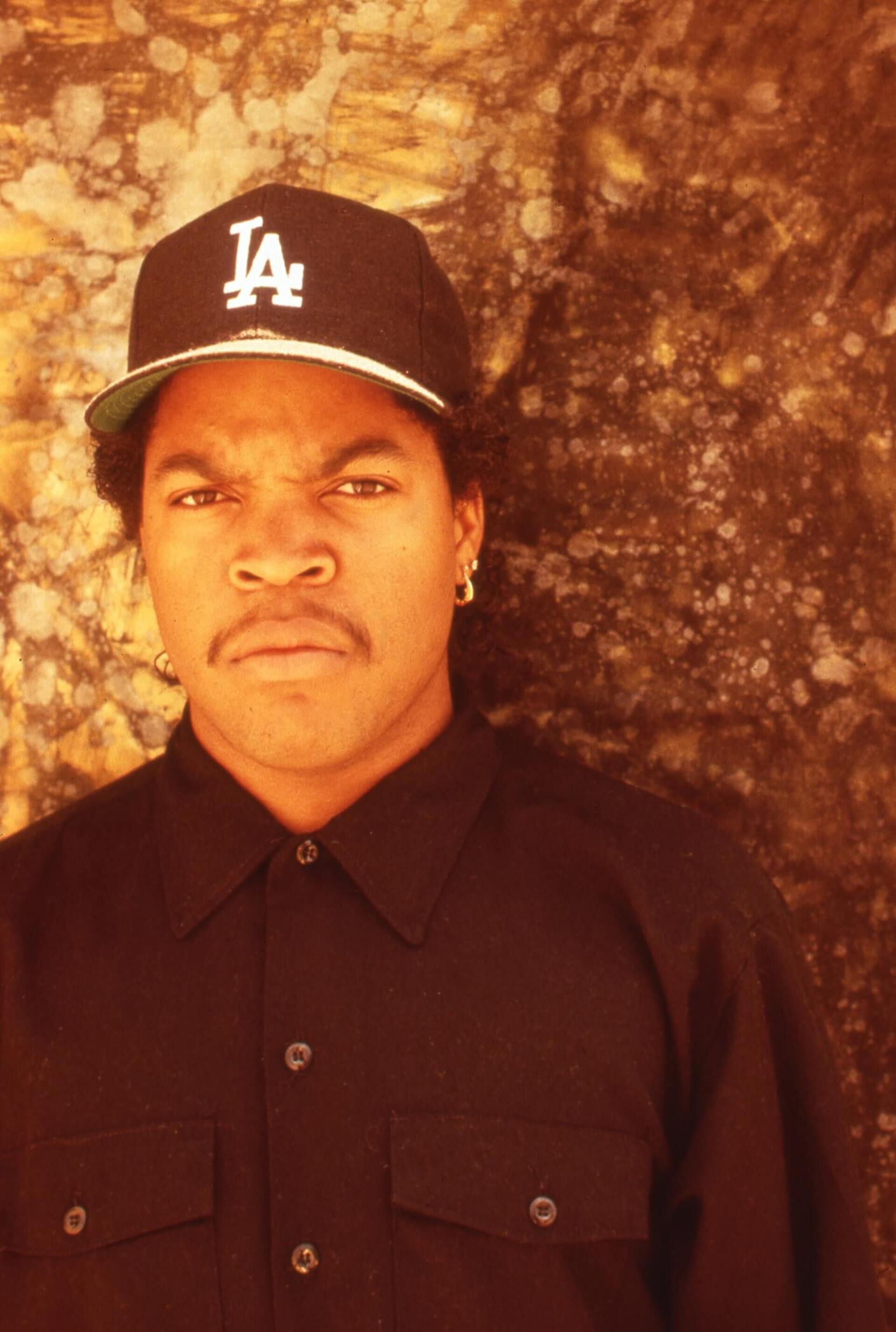Ο Ice Cube των N.W.A. ποζάροντας σε ταράτσα του Λος Άντζελες