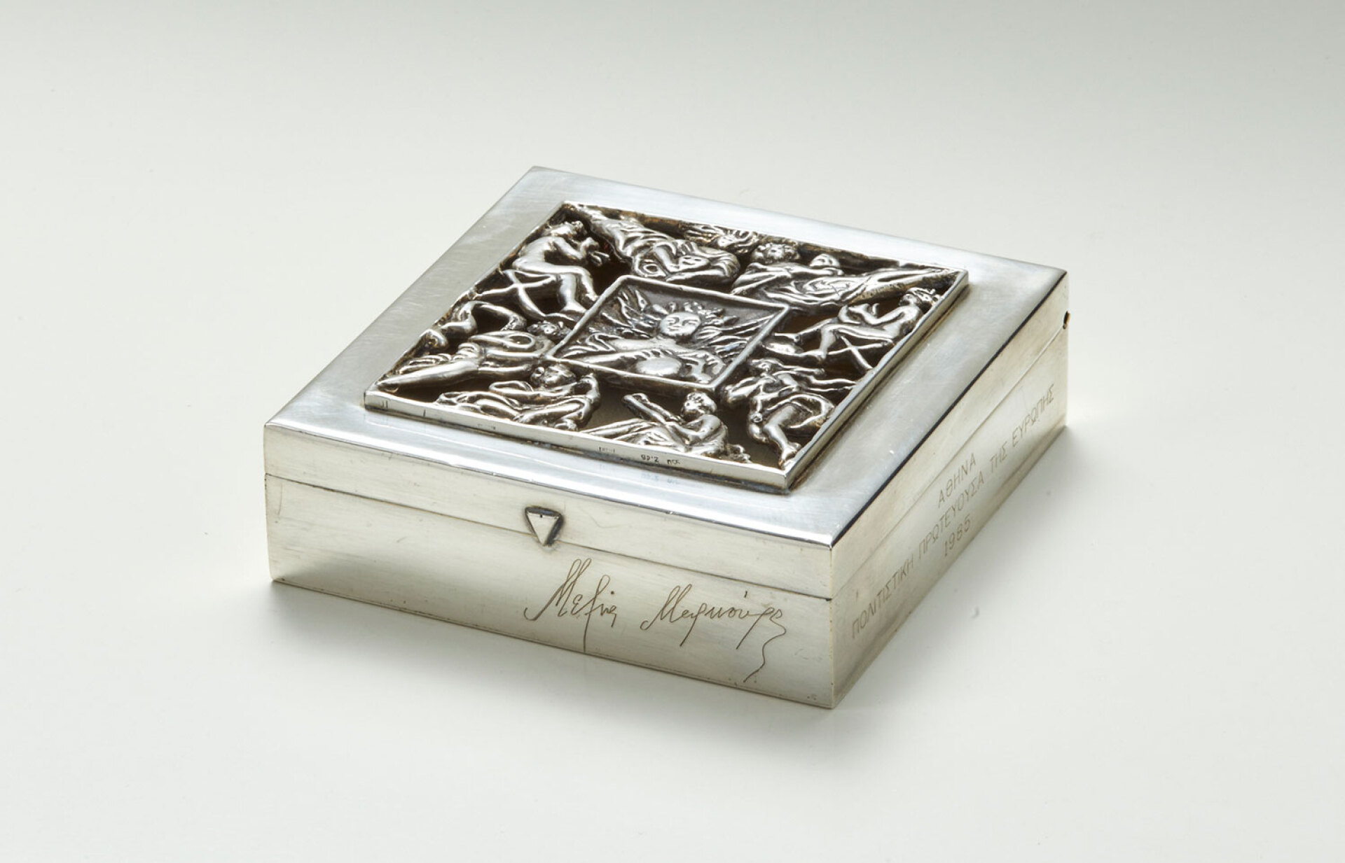 Ασημένιο κουτί με την υπογραφή της Μελίνας, το οποίο προσφερόταν στους επισήμους ως αναμνηστικό δώρο κατά την τελετή έναρξης του θεσμού της Πολιτιστικής Πρωτεύουσας της Ευρώπης στην Αθήνα.