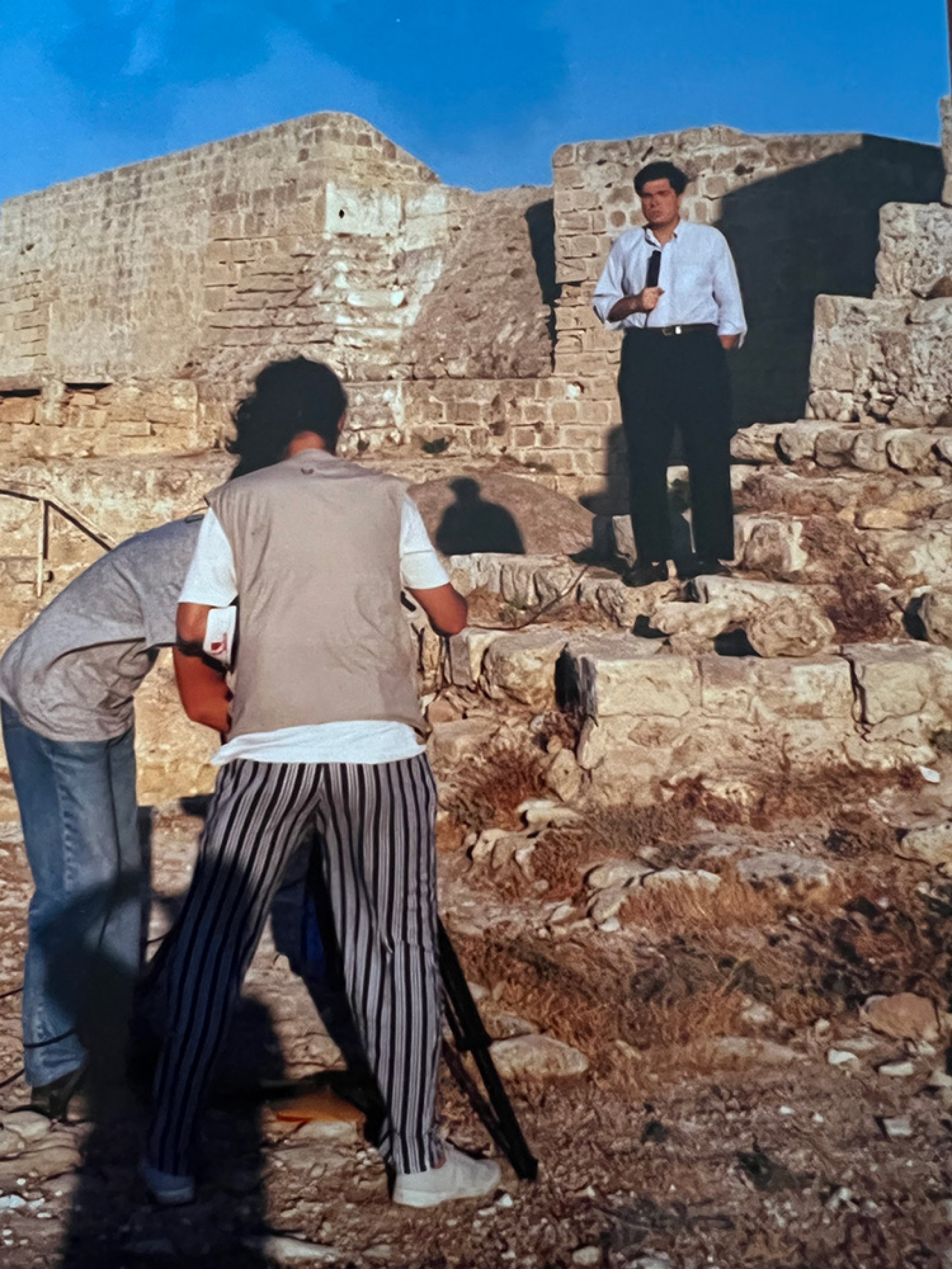 Ο Αλέξης Παπαχελάς μπροστά στο κάστρο της Κυρήνειας, Μάιος 1994