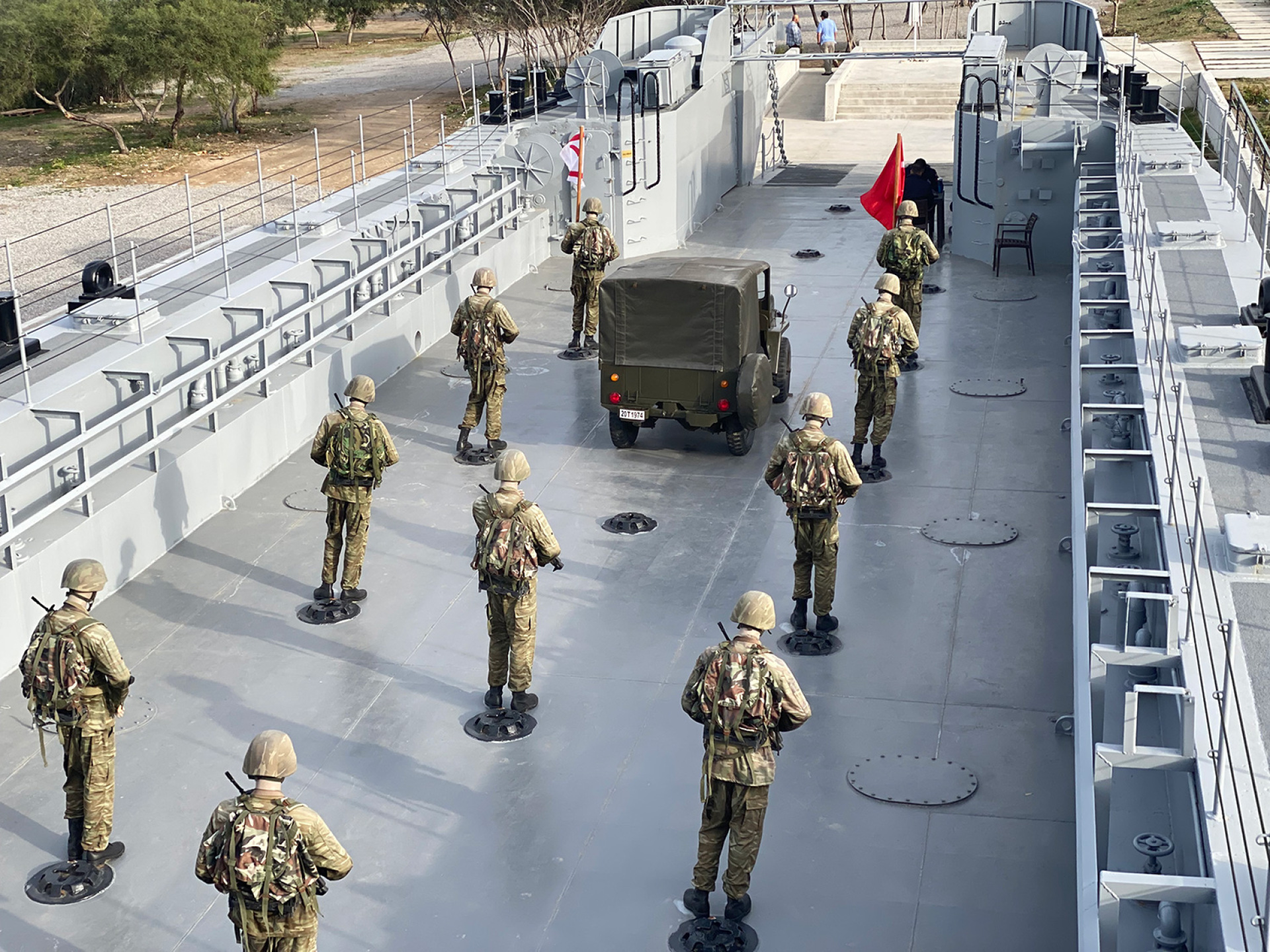 Το αποβατικό με ομοιώματα τύπου Μαντάμ Τισό στον τόπο της απόβασης στην Κυρήνεια