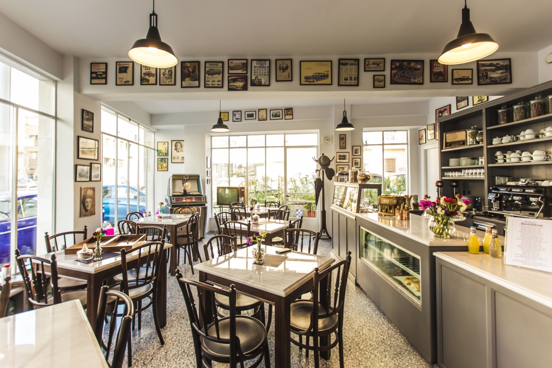 Το παραδοσιακό καφενείο στο εσωτερικό του πάρκινκγ