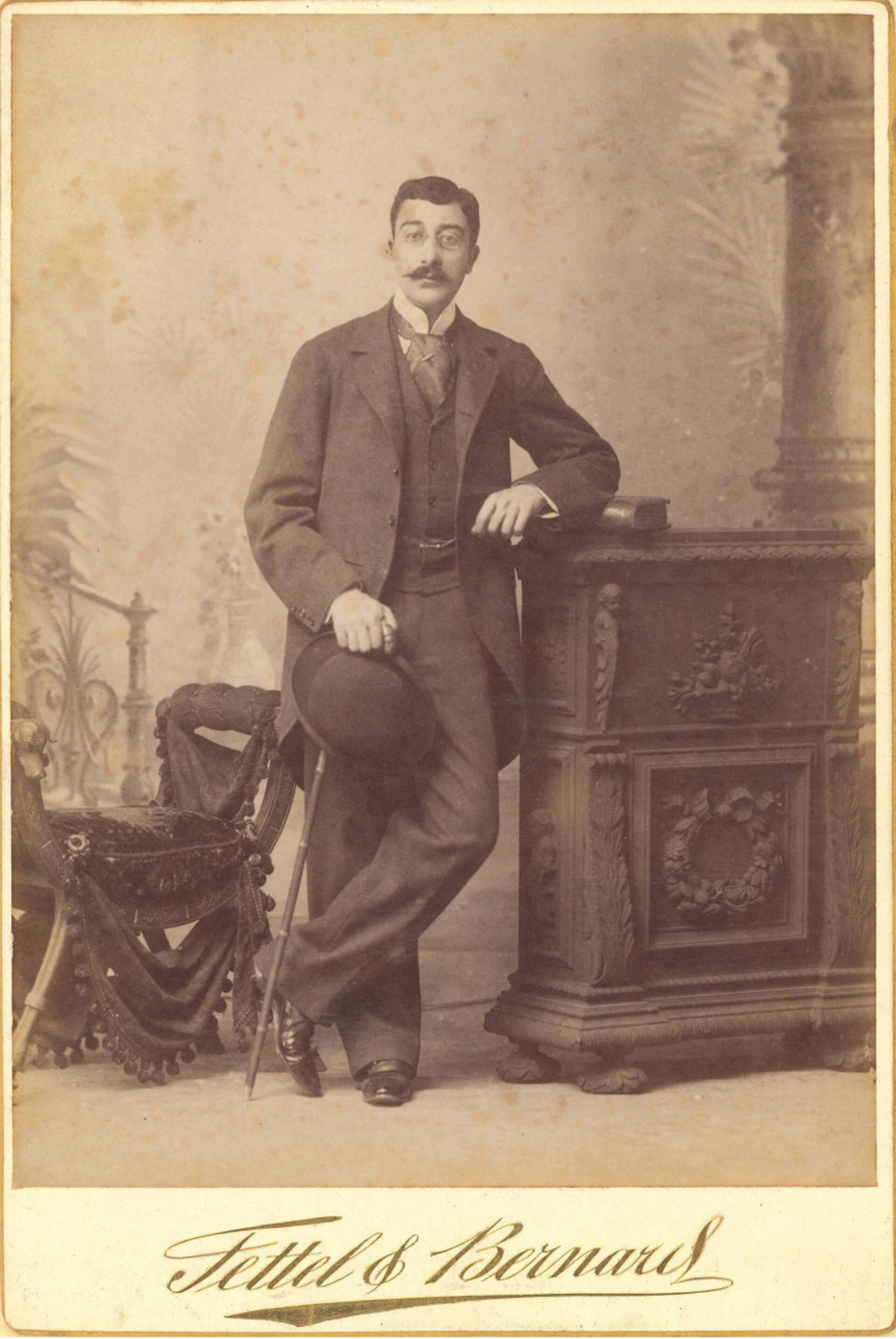 Ο Καβάφης όρθιος,  με μπαστουνάκι και σκληρό καπέλο, το 1896