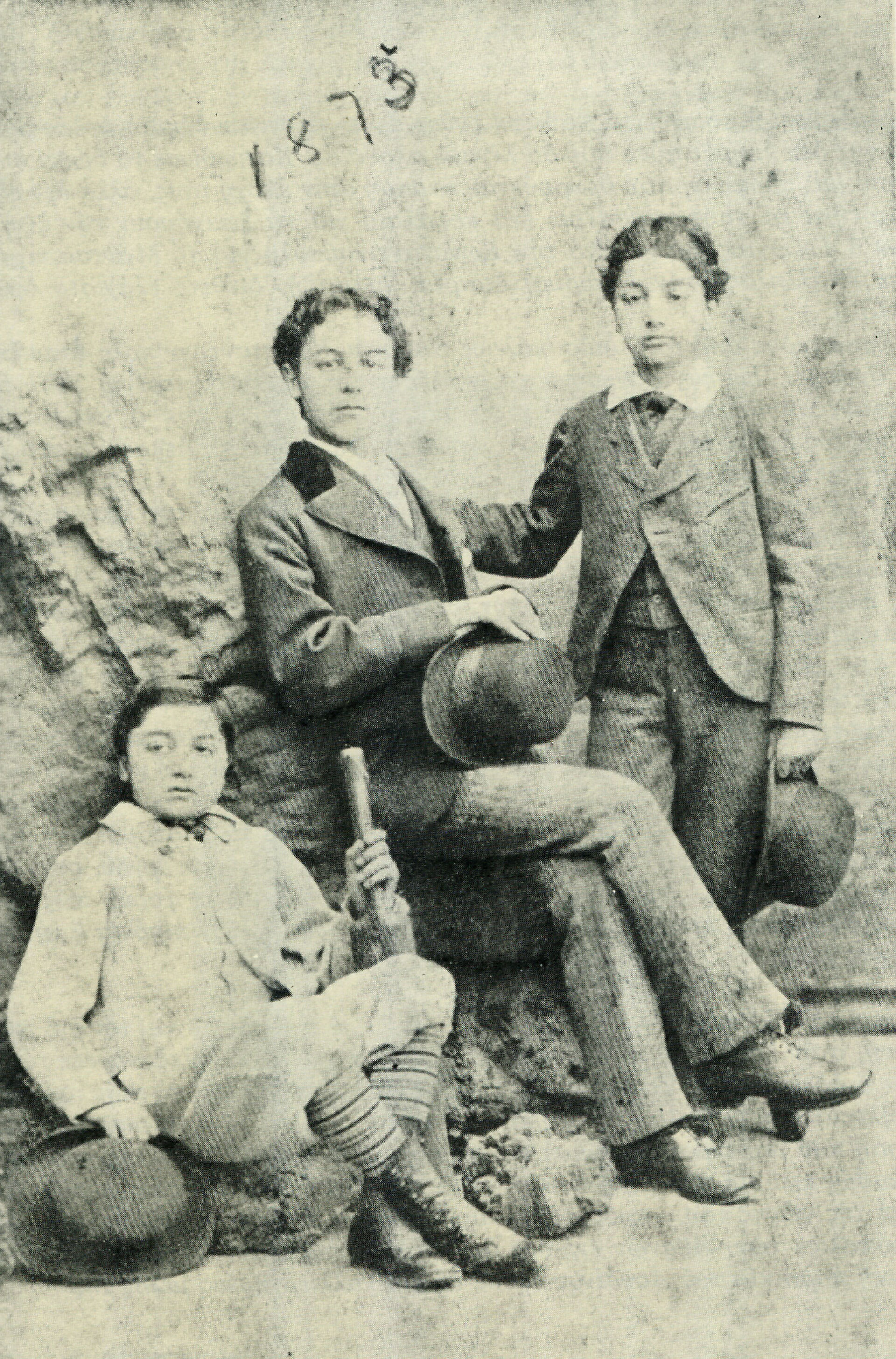 1873, Όρθιος μάλλον ο 10χρονος Κωνσταντίνος, καθιστό ςκαι σοβαρός ο Παύλος 13 χρονών και καθισμένος χάμω ο Τζων, 12 ετών