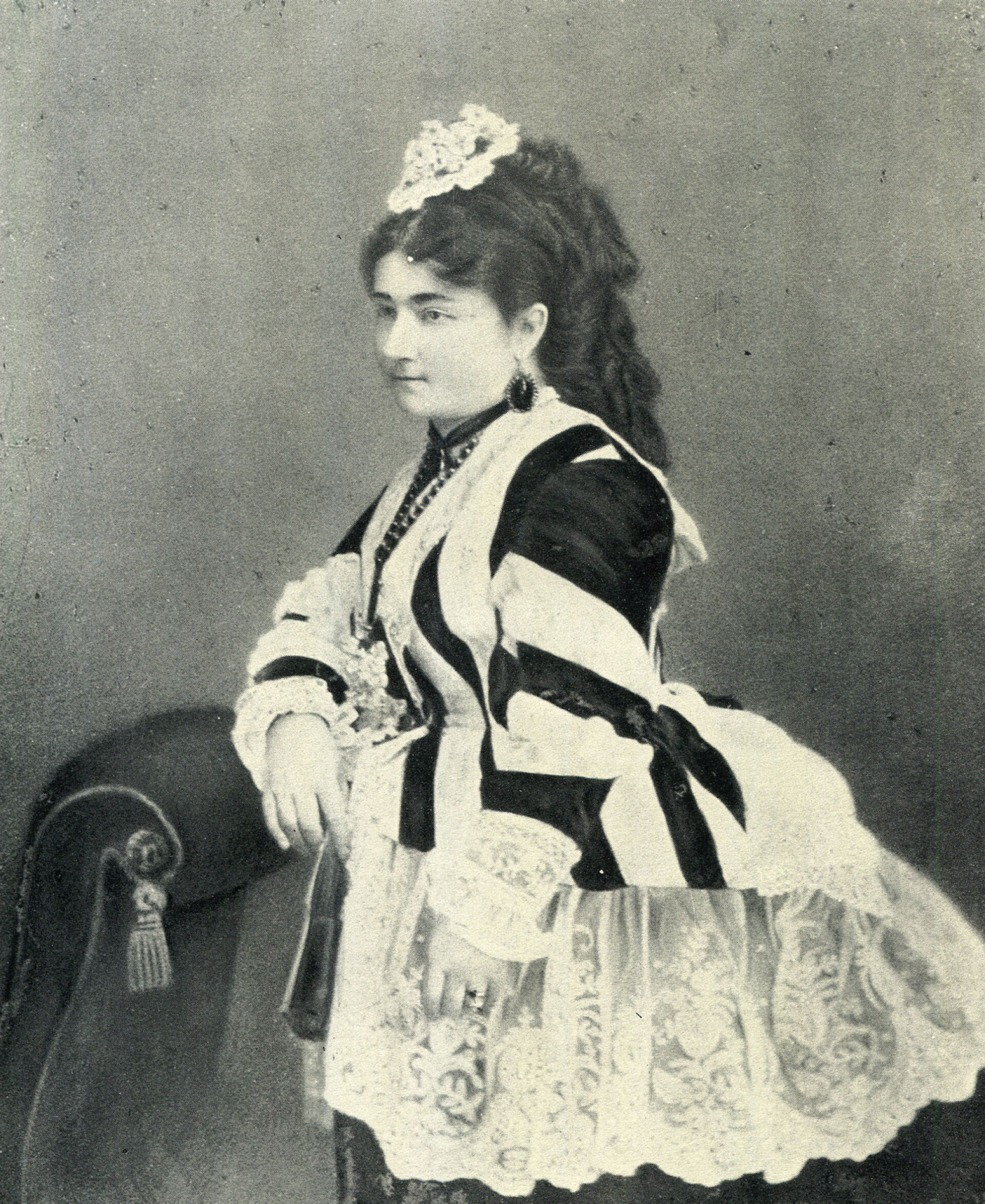 Η Χαρίκλεια Καβάφη στα πρώτα χρόνια του γάμου της, στην Αγγλία (φωτογραφία κορνιζαρισμένη στο σαλόνι του ποιητή)