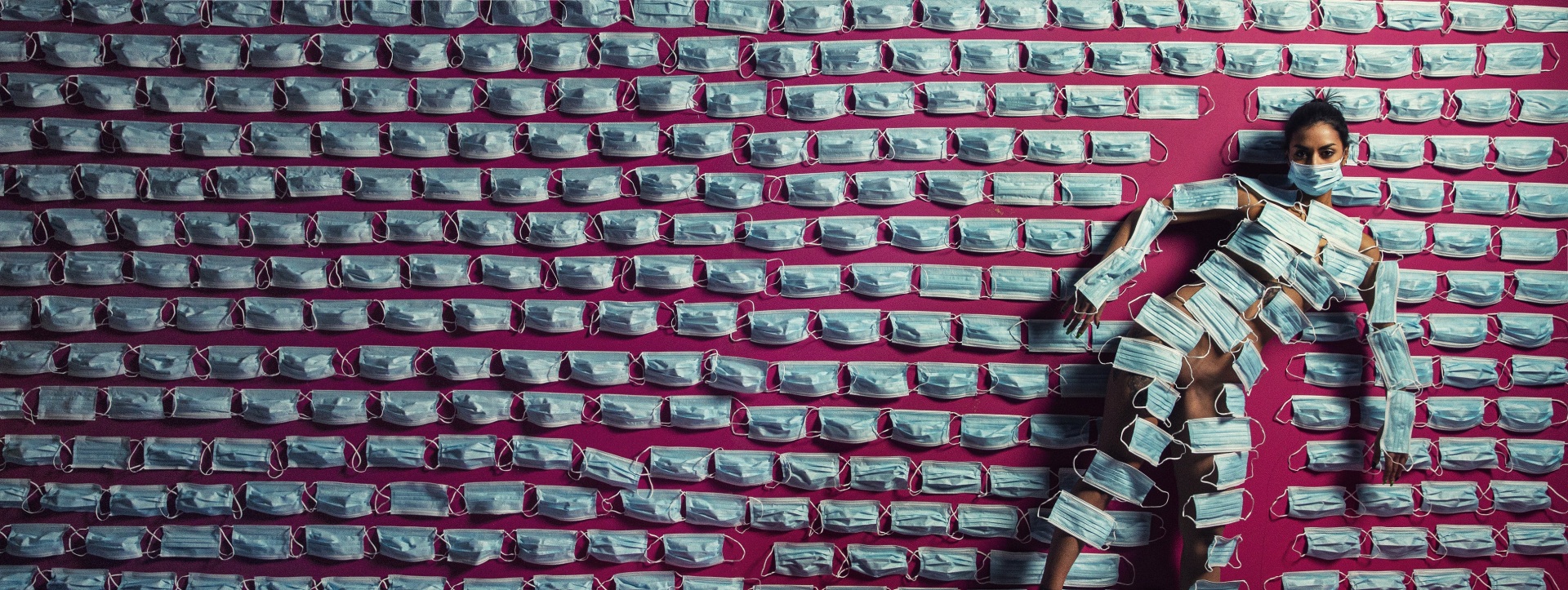 Γυναίκα που έχει καλύψει το σώμα της με μάσκες προστασίας