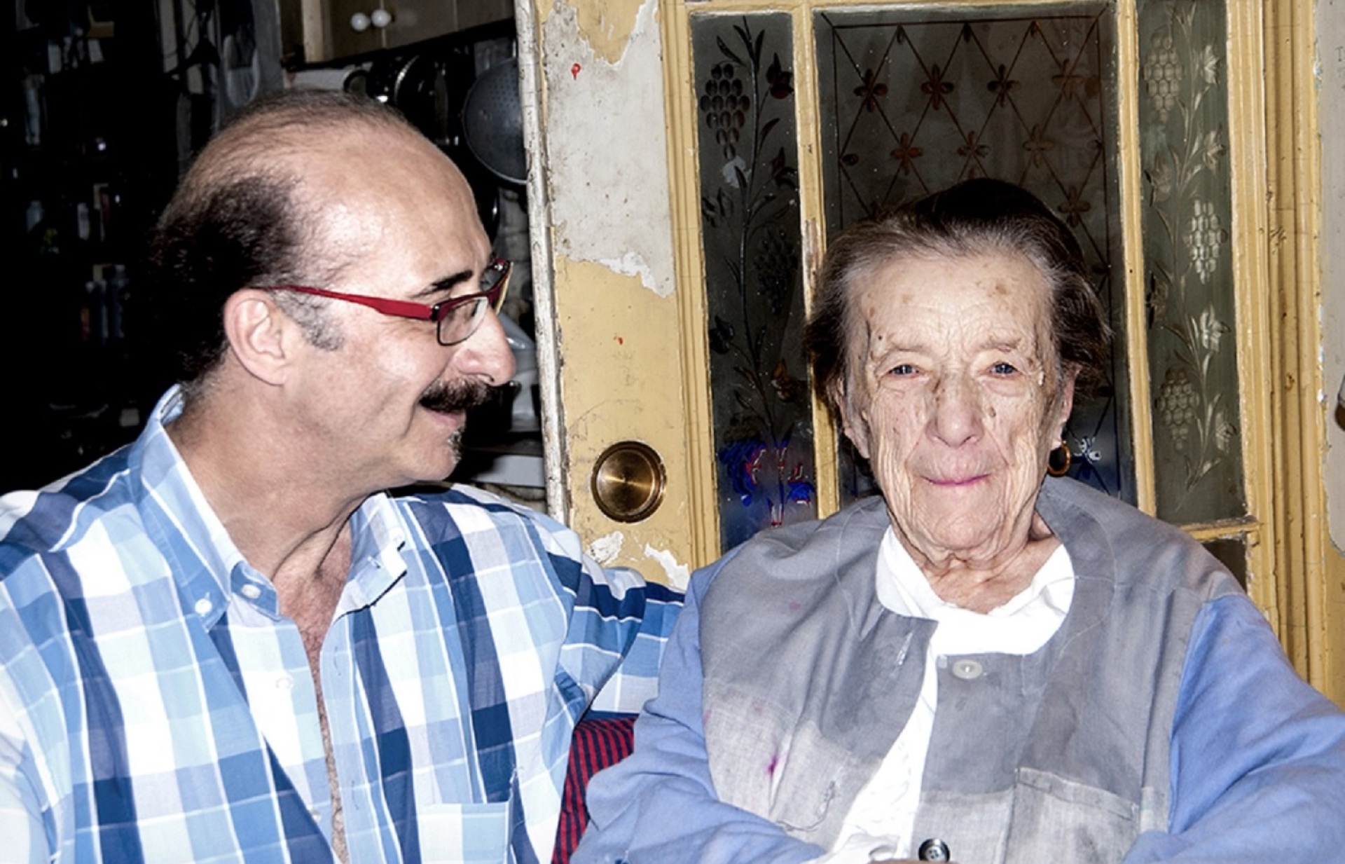 Ο ζωγράφος Δημήτρης Γέρος μαζί με τη Louise Bourgeois, το 2000