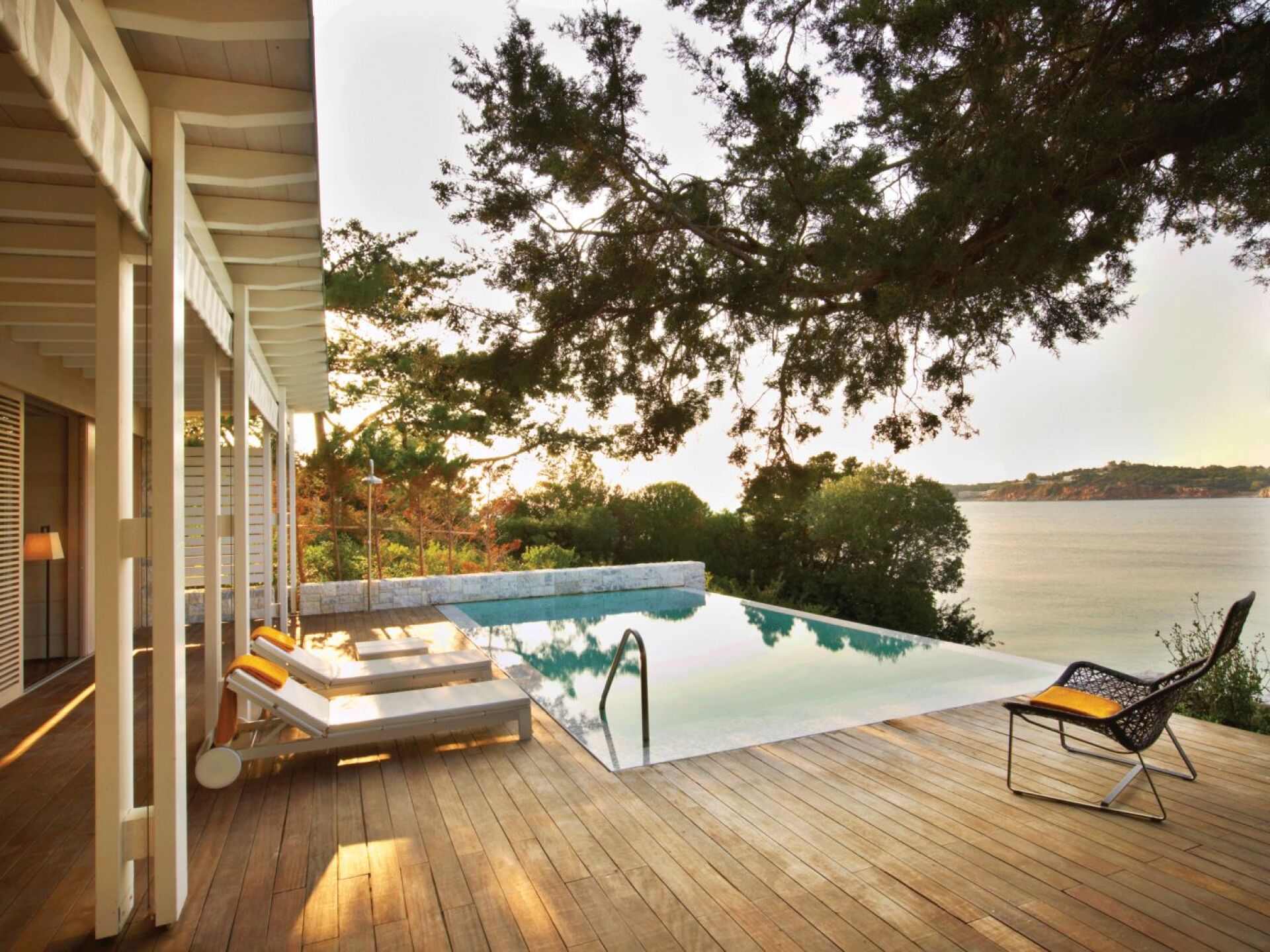 2016: Προεδρική σουίτα, μπανγκαλόου 1030. Η απόλυτη ιδιωτικότητα. Βουτιά στην πισίνα μπροστά στην καμπάνα και απόλαυση του ήλιου κάτω από φυσική σκιά, χωρίς αδιάκριτα βλέμματα...