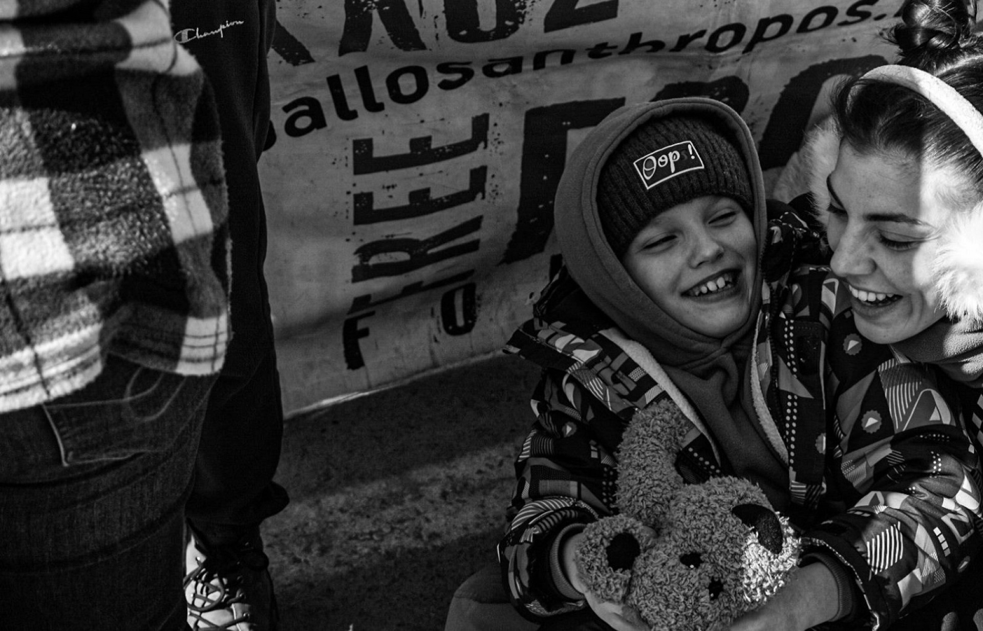 Η Μαγδαληνή Σπίνου και ένα παιδί, στα σύνορα στο Σιρέτ.