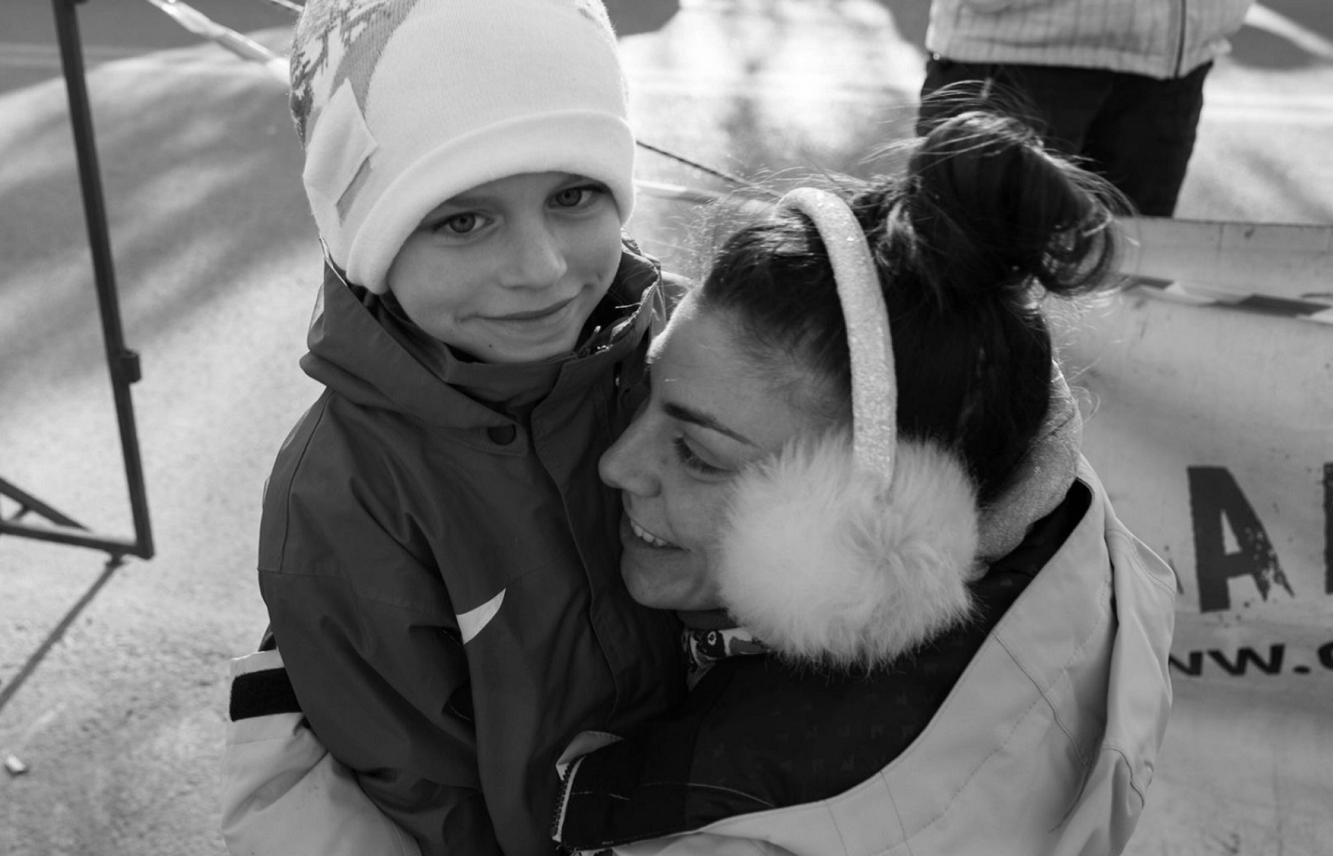 Η Μαγδαληνή Σπίνου και ένα παιδί, στα σύνορα στο Σιρέτ.